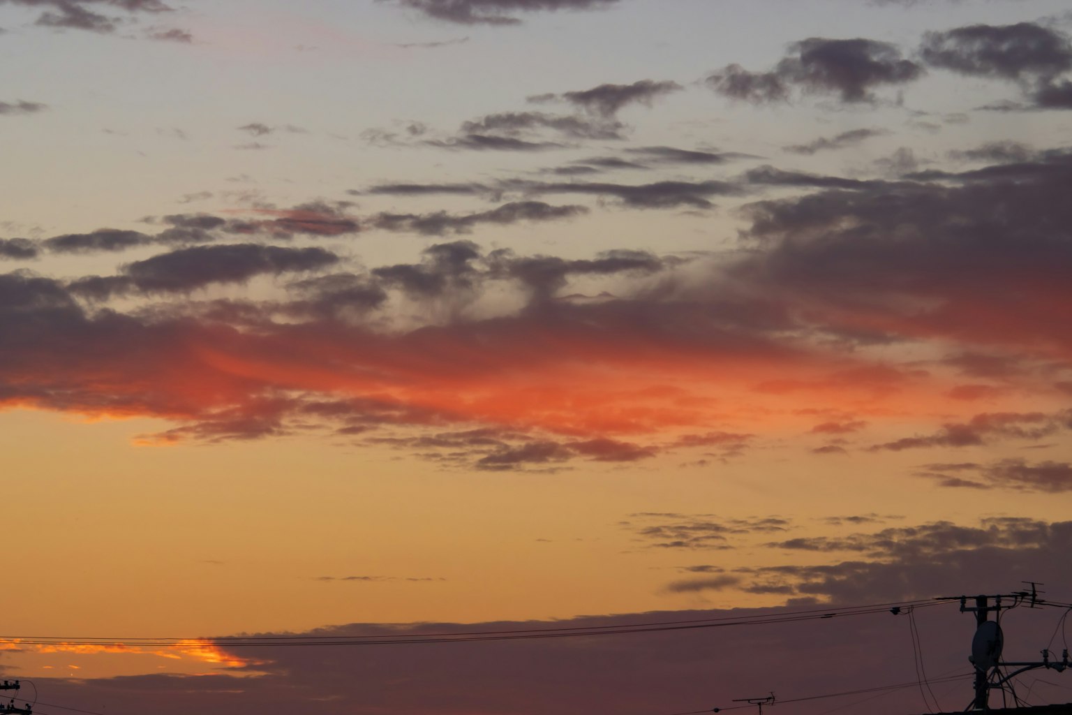 Ciel du coucher de soleil avec des nuages en dégradé rouge et orange