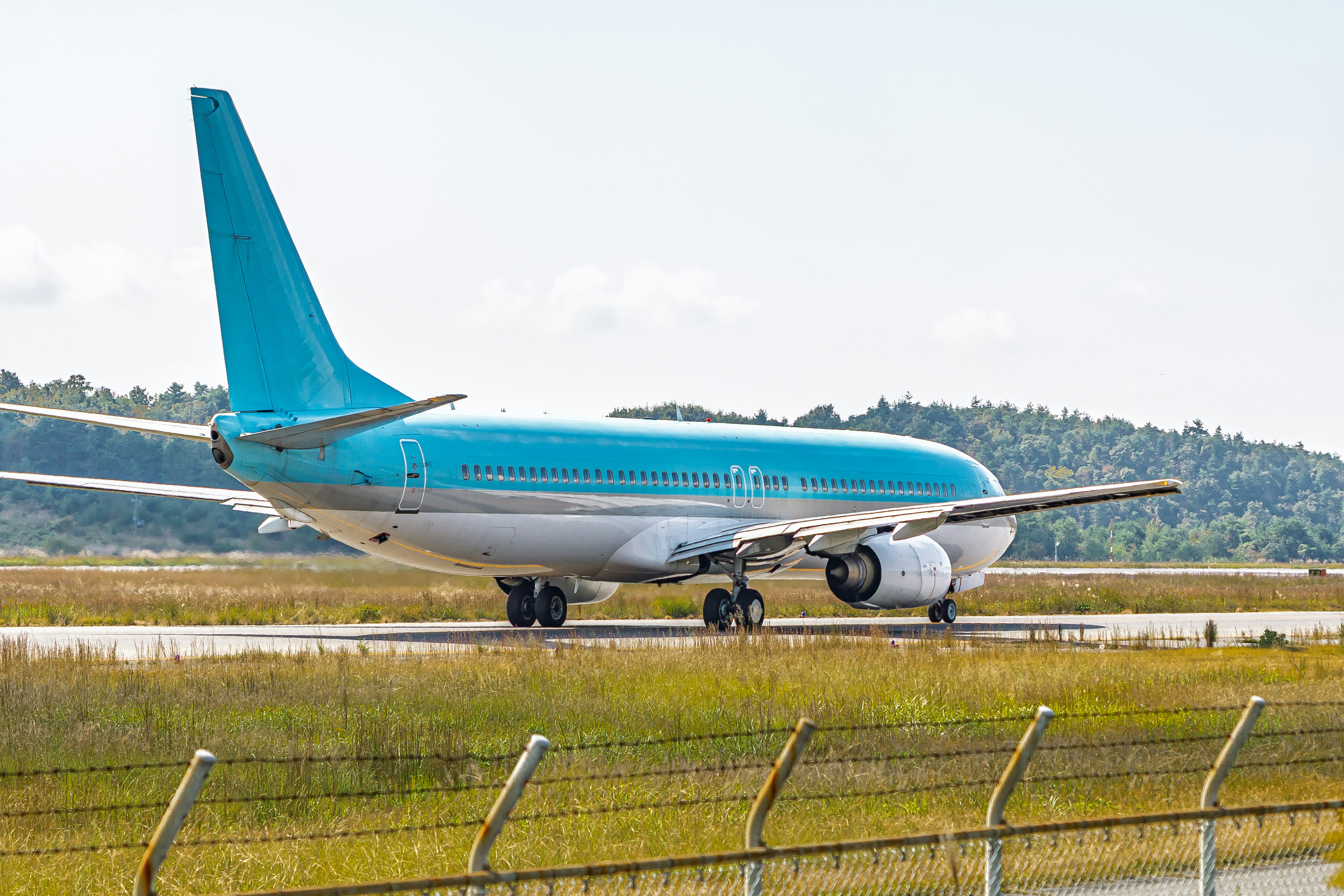 滑走路を走る旅客機の離着陸シーン