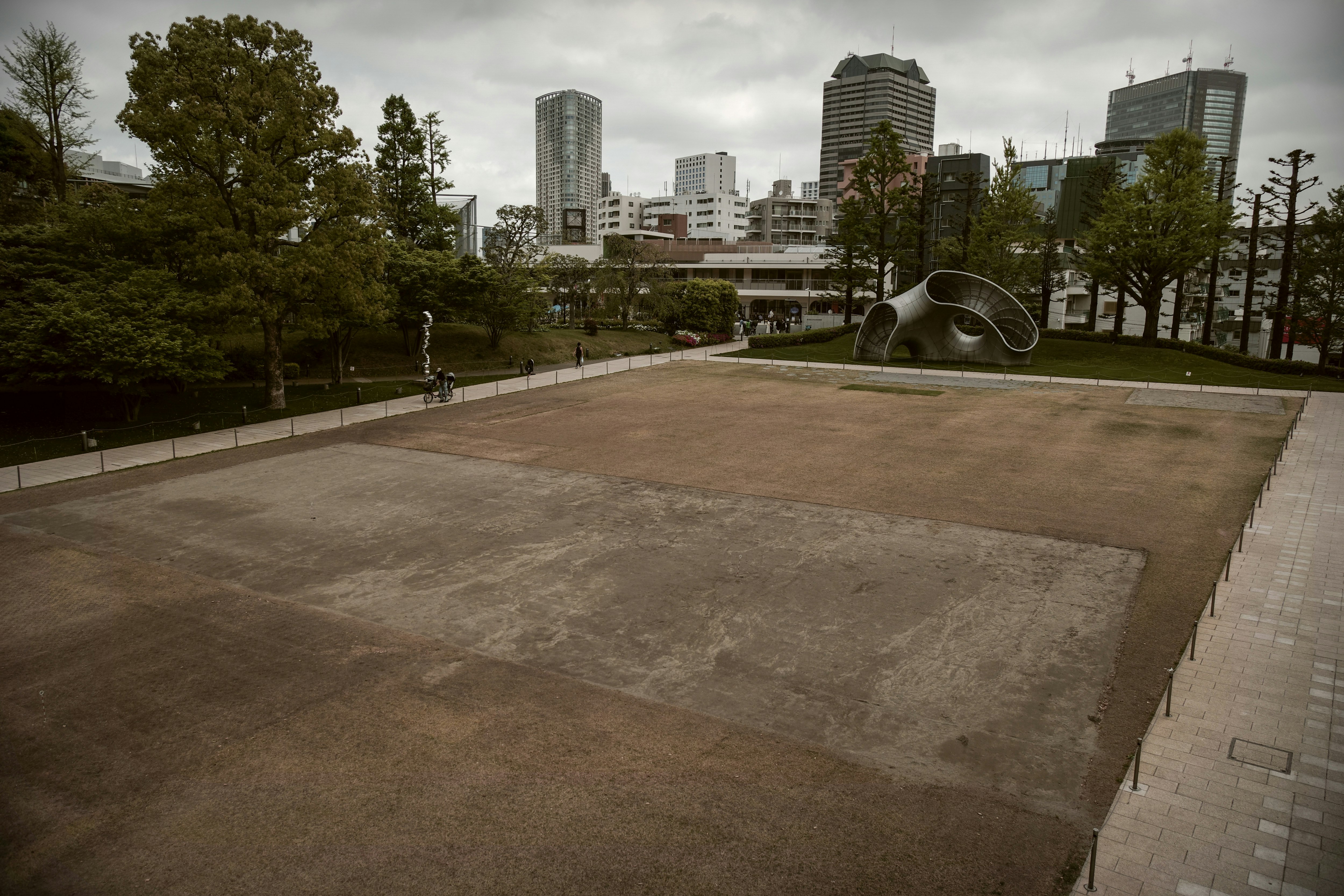 lapangan rumput yang diratakan setelah acara dengan cakrawala kota