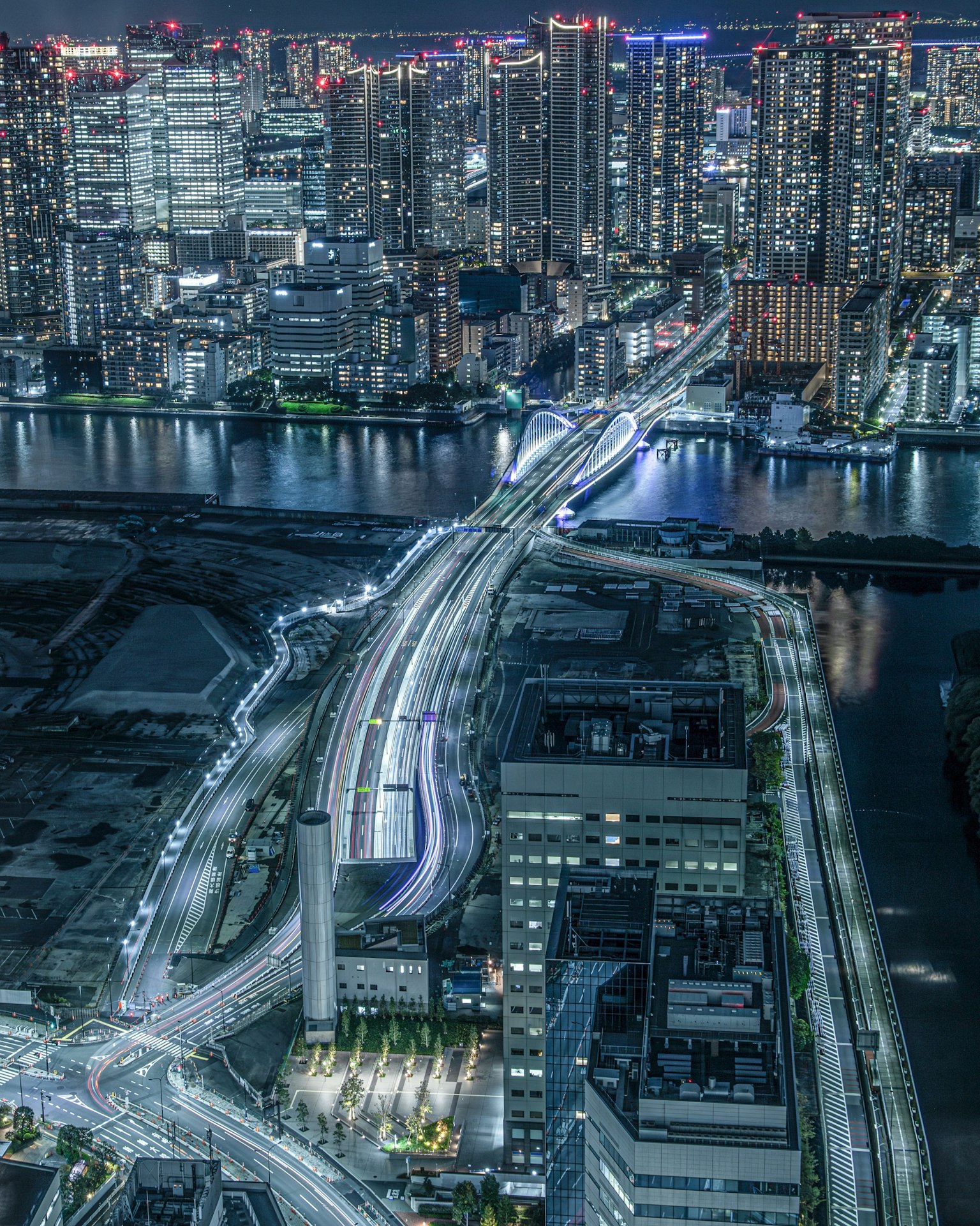 夜间城市天际线的空中视图，带有摩天大楼和灯光道路