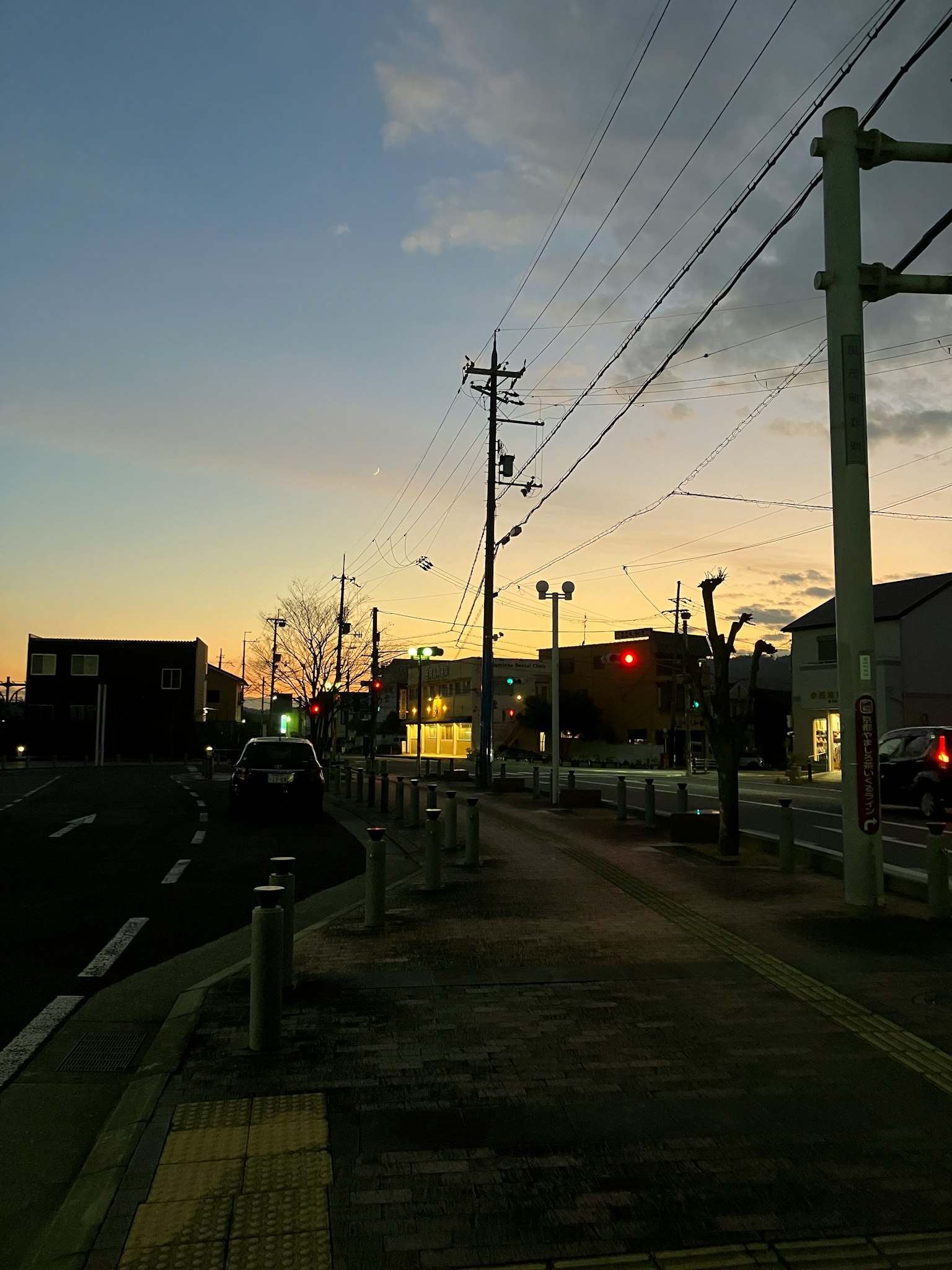 黄昏街道景观与人行道和电线杆