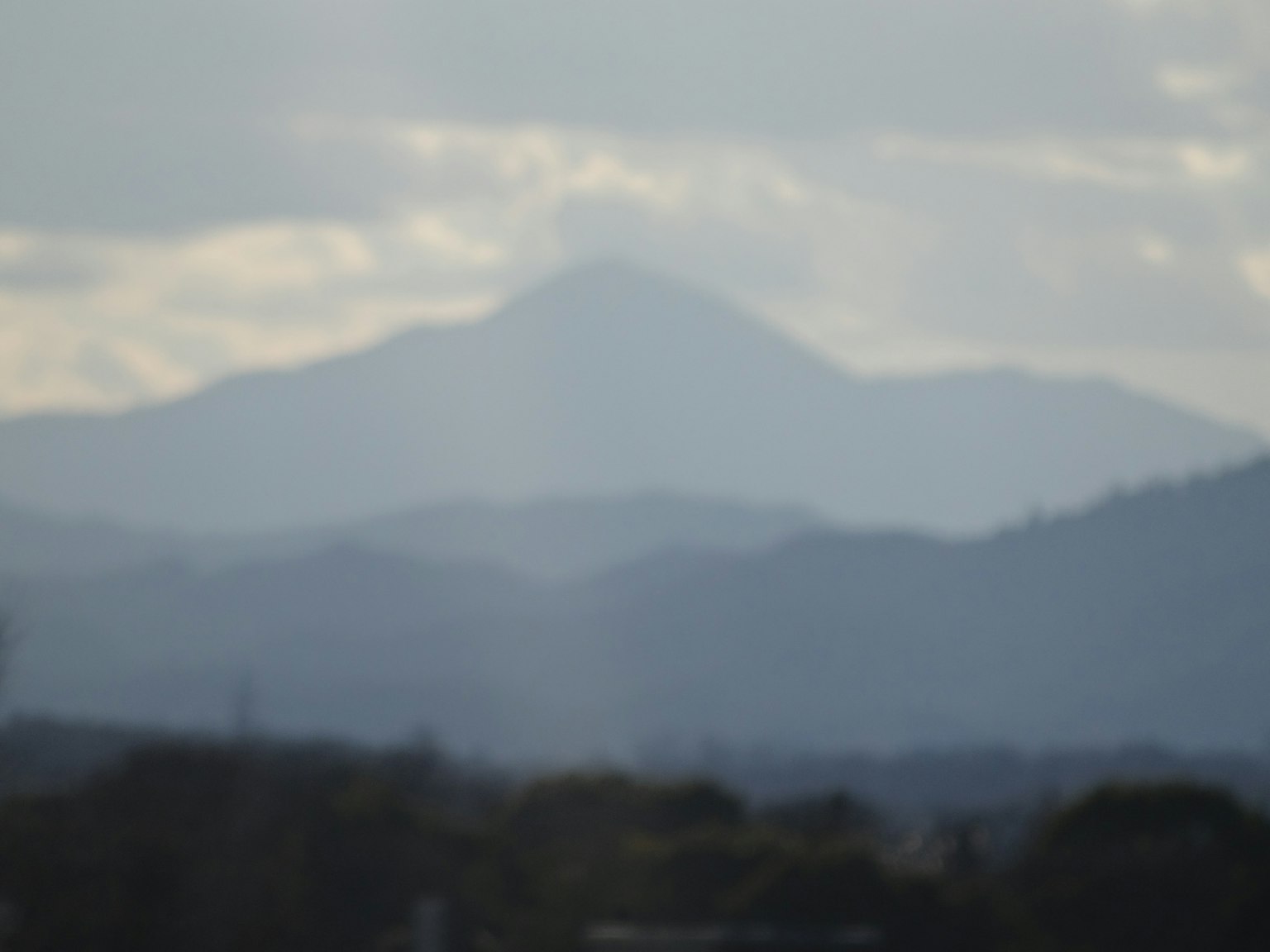 雲霧籠罩下的山脈輪廓
