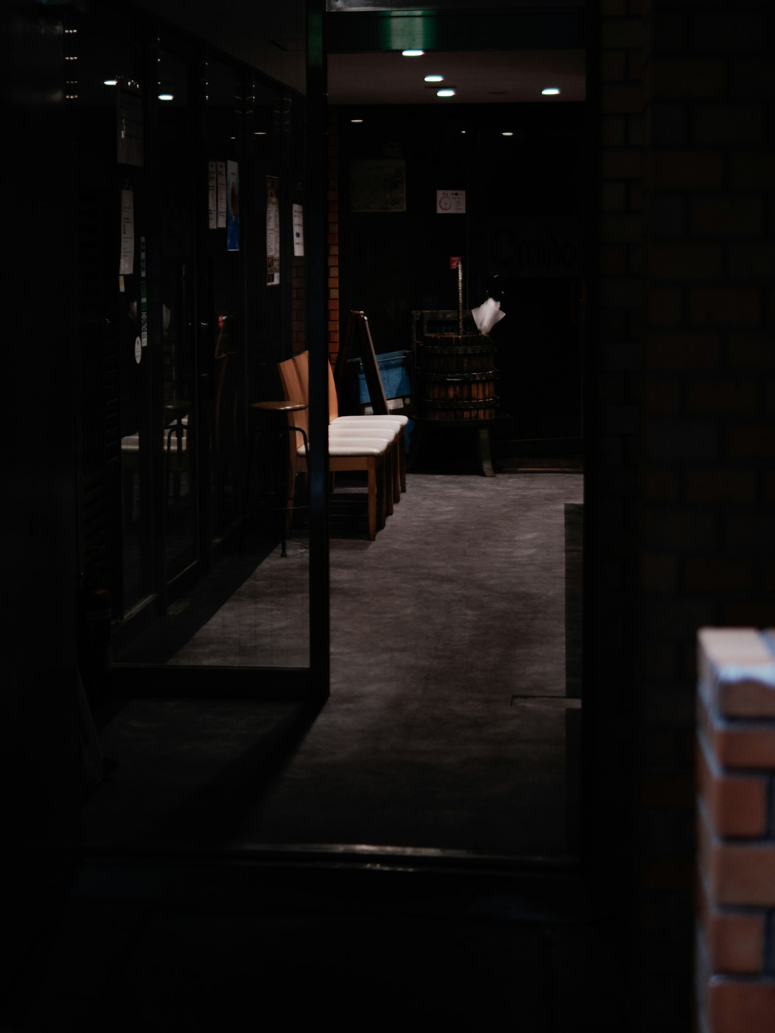 Lorong redup dengan kursi dan meja
