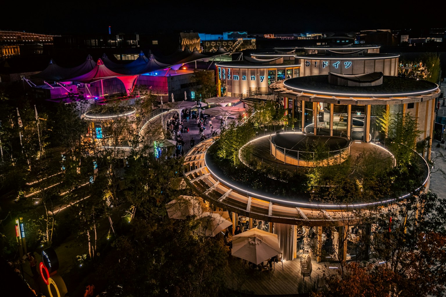 夜の美しい景色で、色とりどりのライトが輝く公園の風景が広がる
