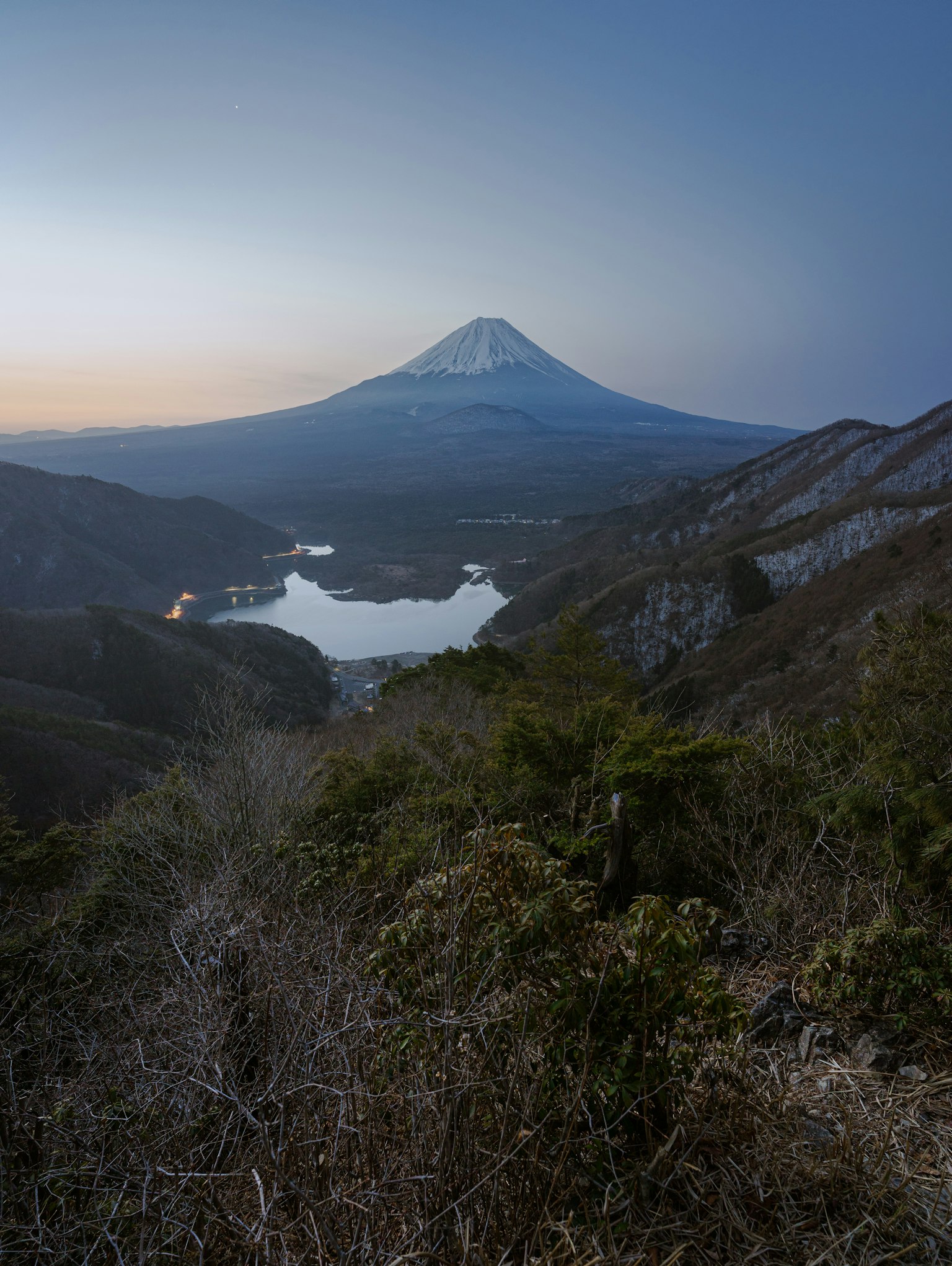 富士山的風景，前景有湖泊和山丘