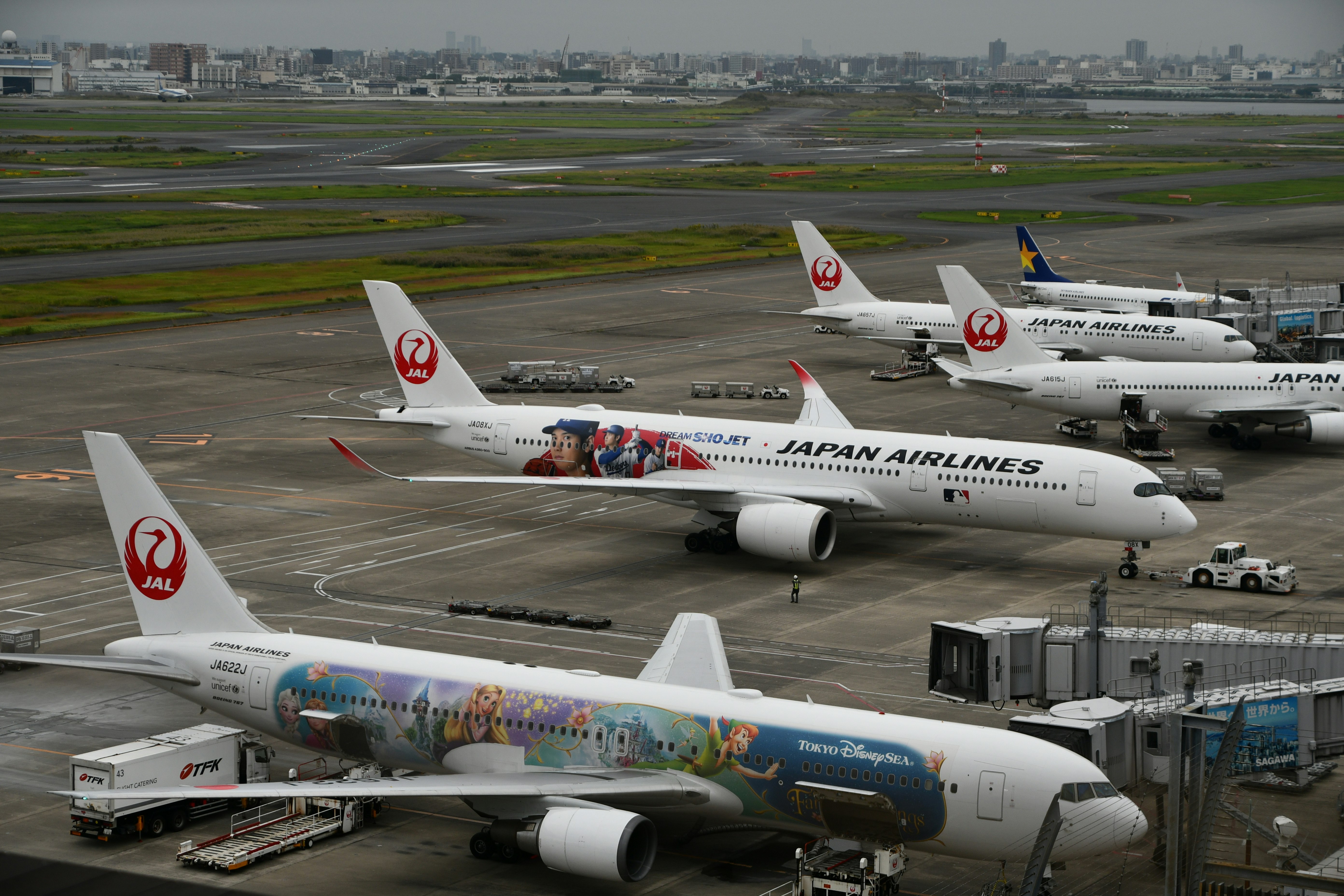 機場停機坪上停放的飛機