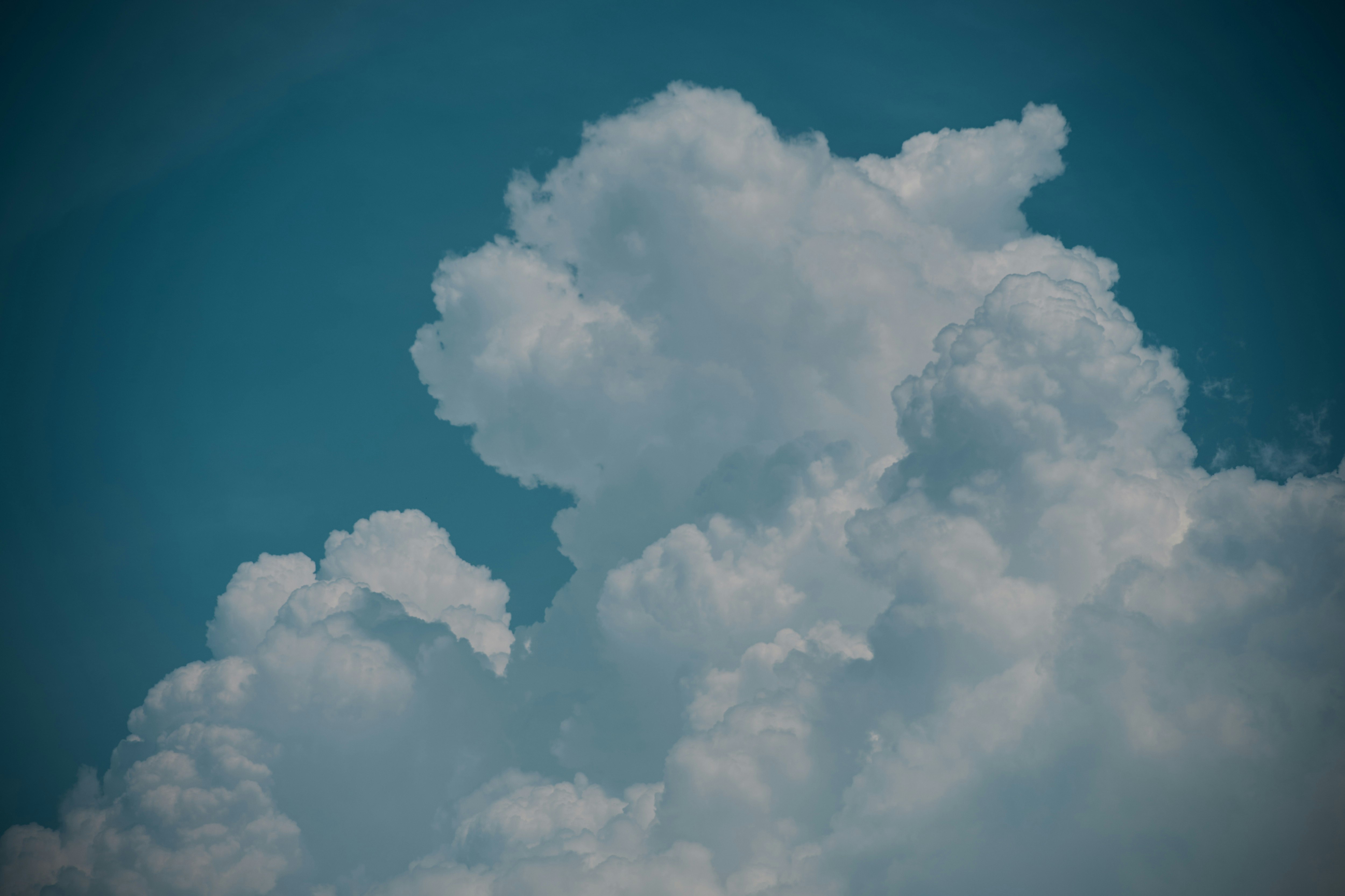 青空に浮かぶ大きな雲