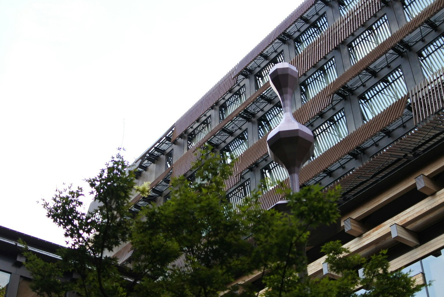 Esterno di un edificio moderno con piante verdi circostanti