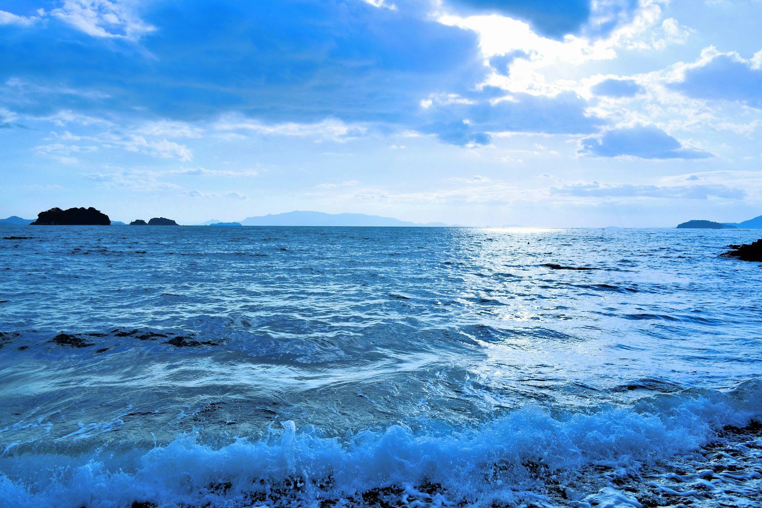 Paisaje de océano y cielo azules Olas rompiendo contra las rocas