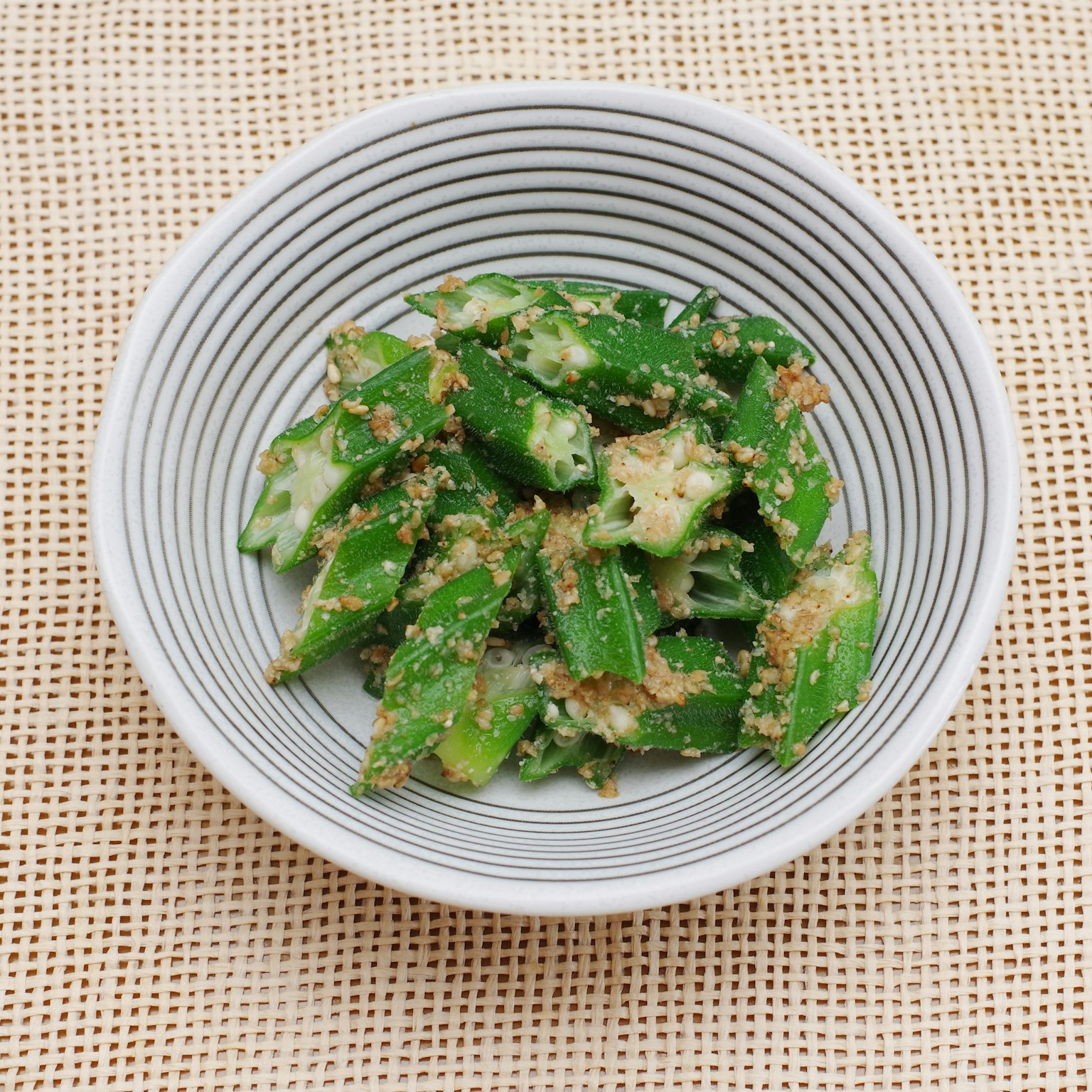 Schüssel mit grüner Okra-Salat mit Sesamdressing