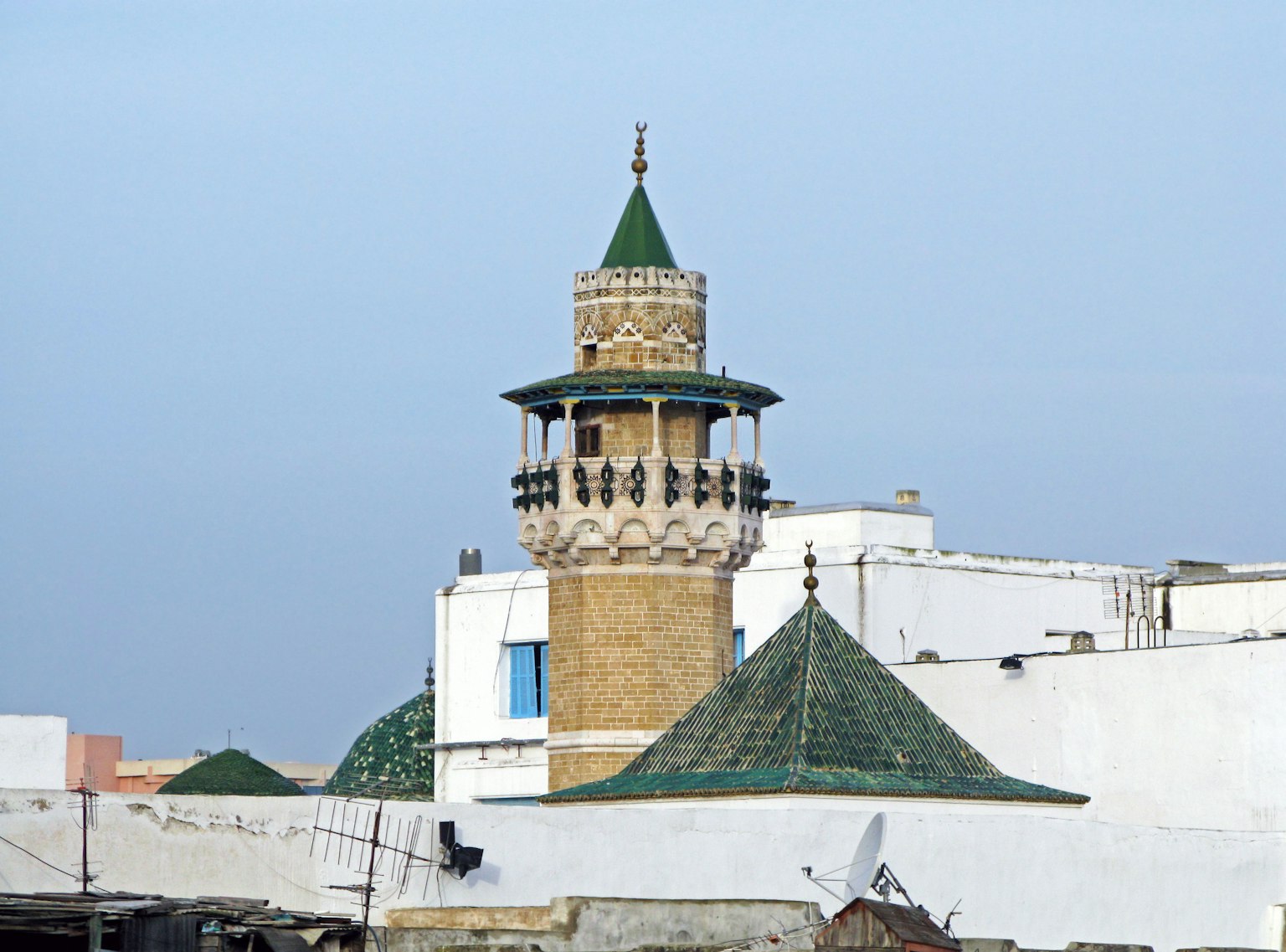 Menara masjid Maroko dengan atap kubah hijau