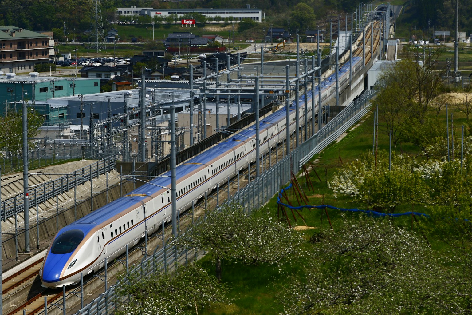 新幹線列車在鐵路上行駛