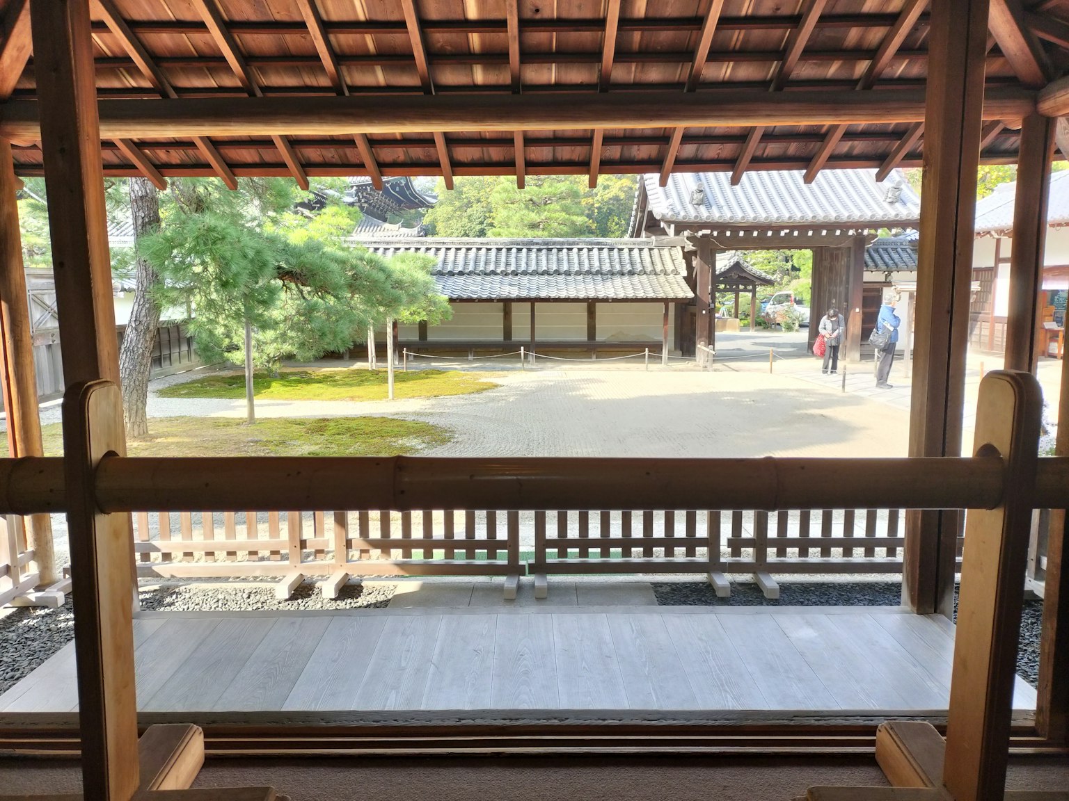 从木结构俯瞰传统日本庭园的景色