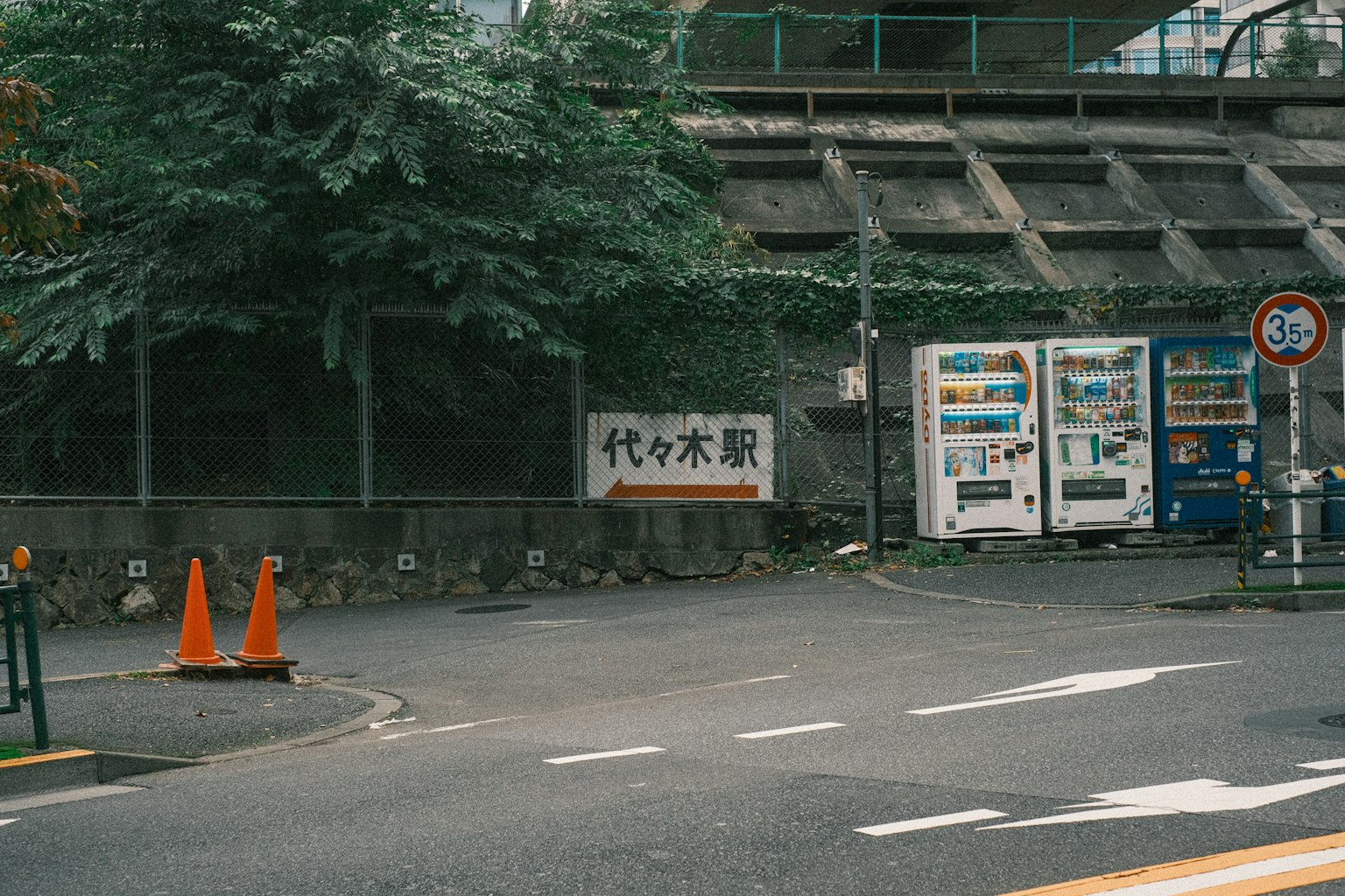 街角有代代木水务局标志和自动售货机