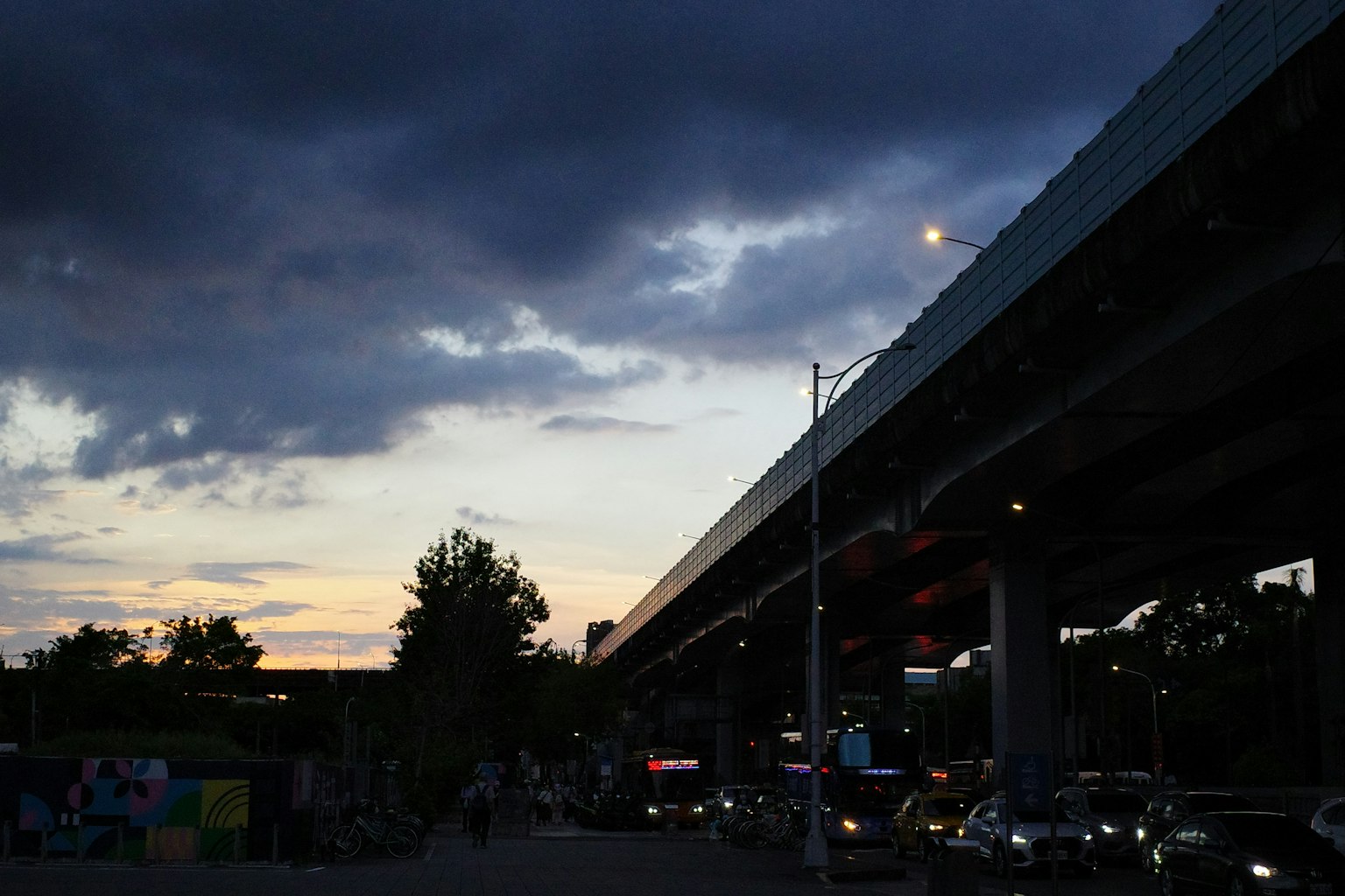 夕暮れ時の高架道路と車の流れを捉えた画像