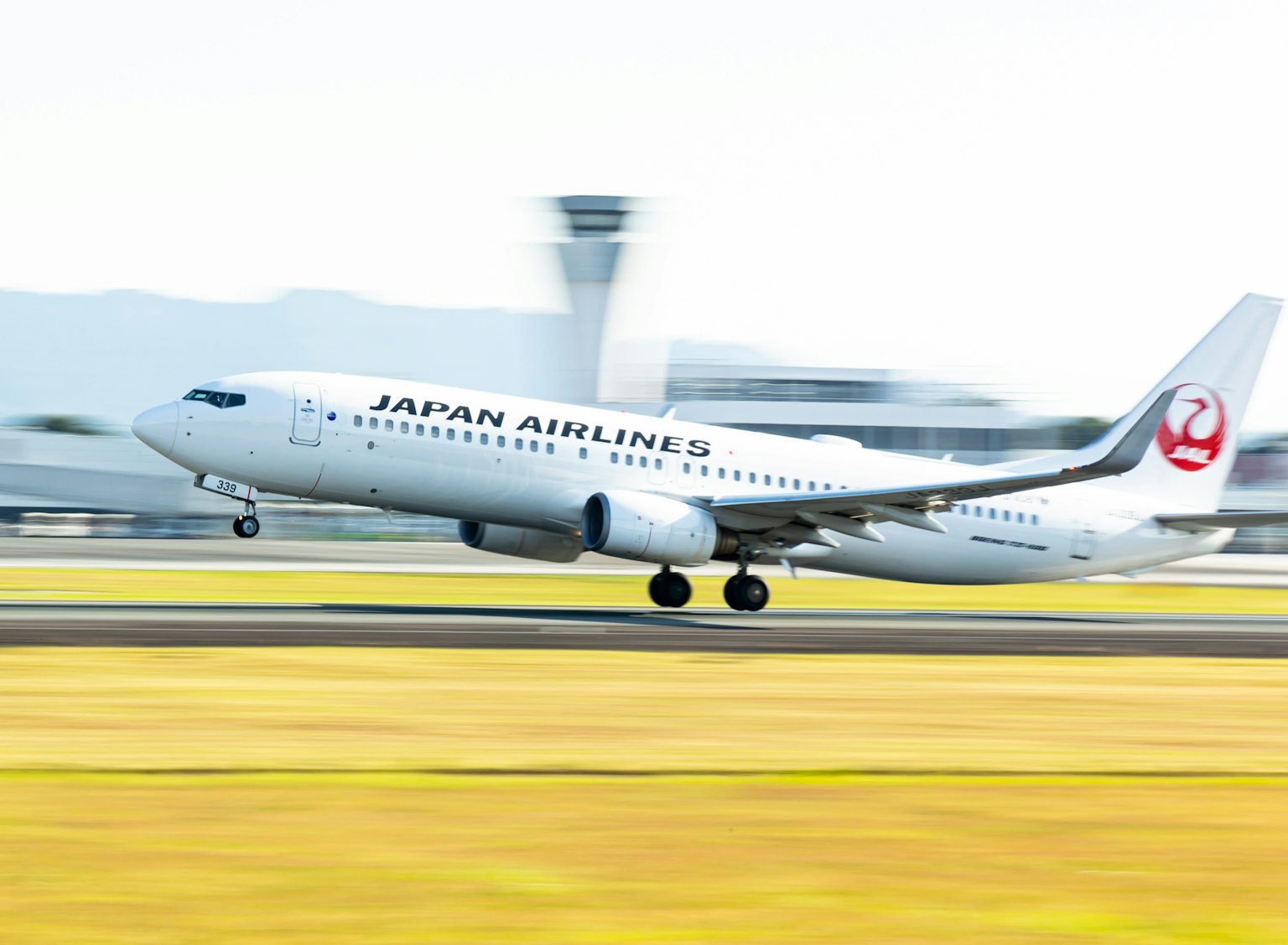 เครื่องบิน Japan Airlines ขึ้นจากรันเวย์