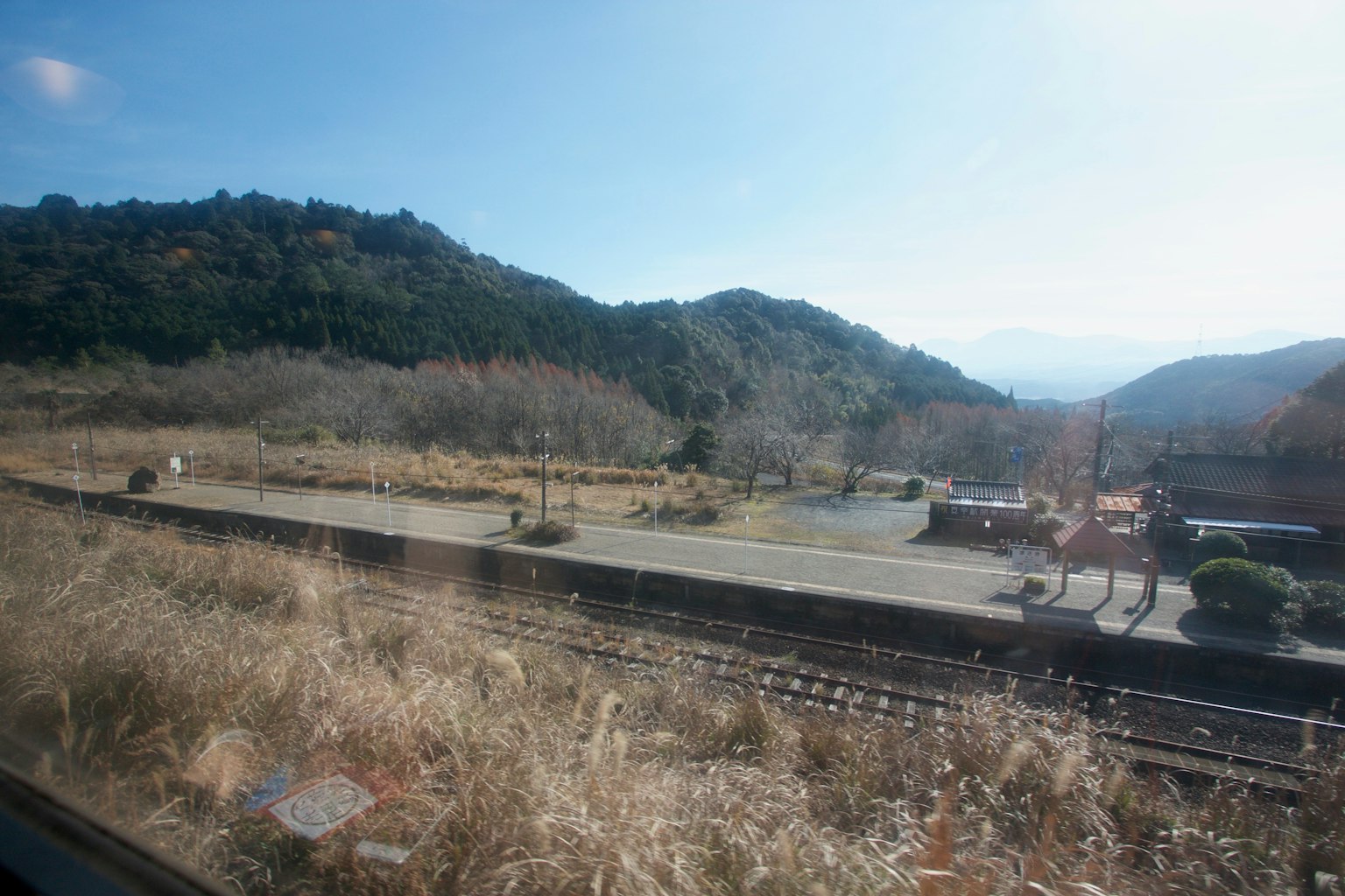 Un paisaje sereno con montañas y vías de tren