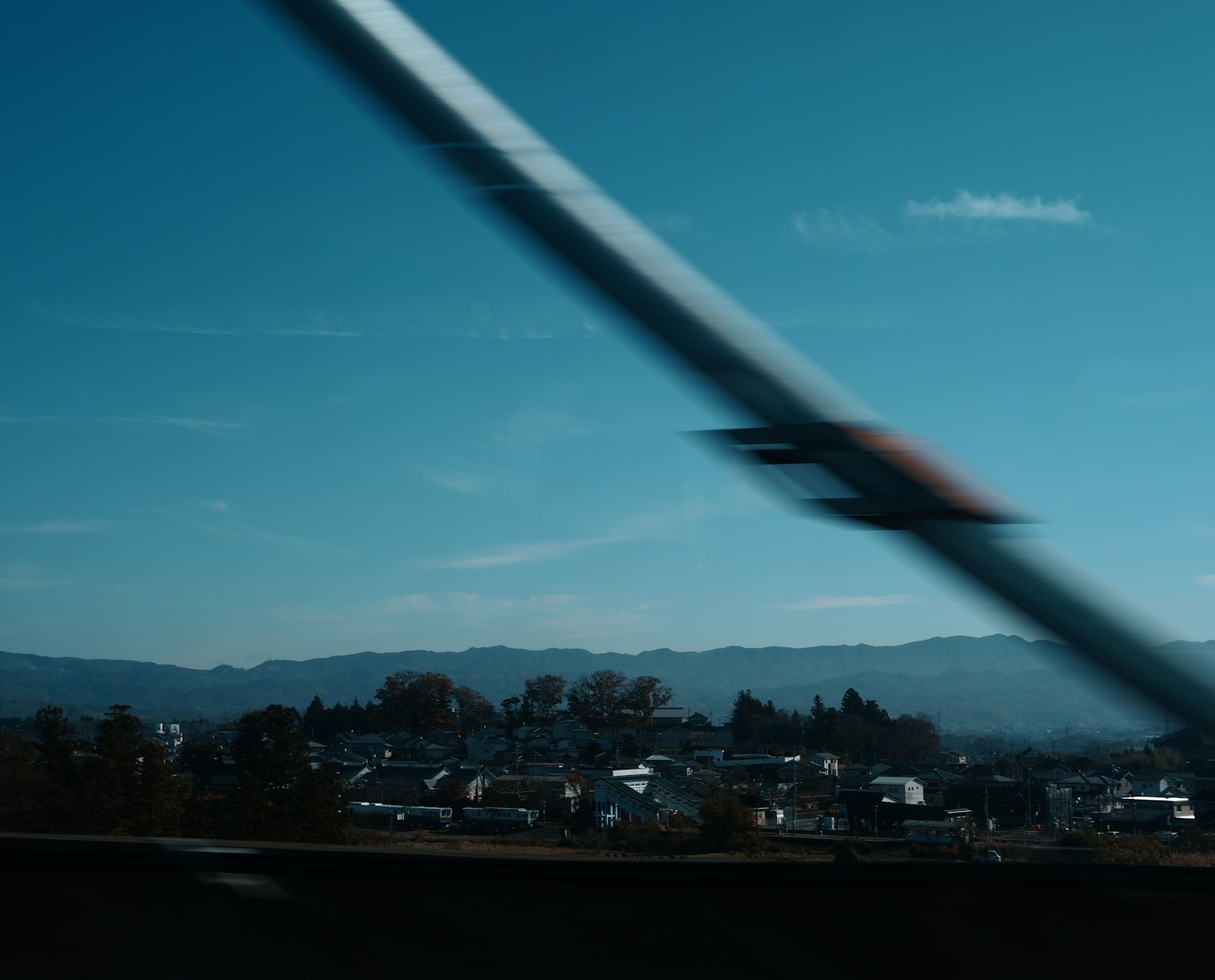 Paesaggio urbano sotto un cielo blu con sfocatura di movimento di un veicolo in transito