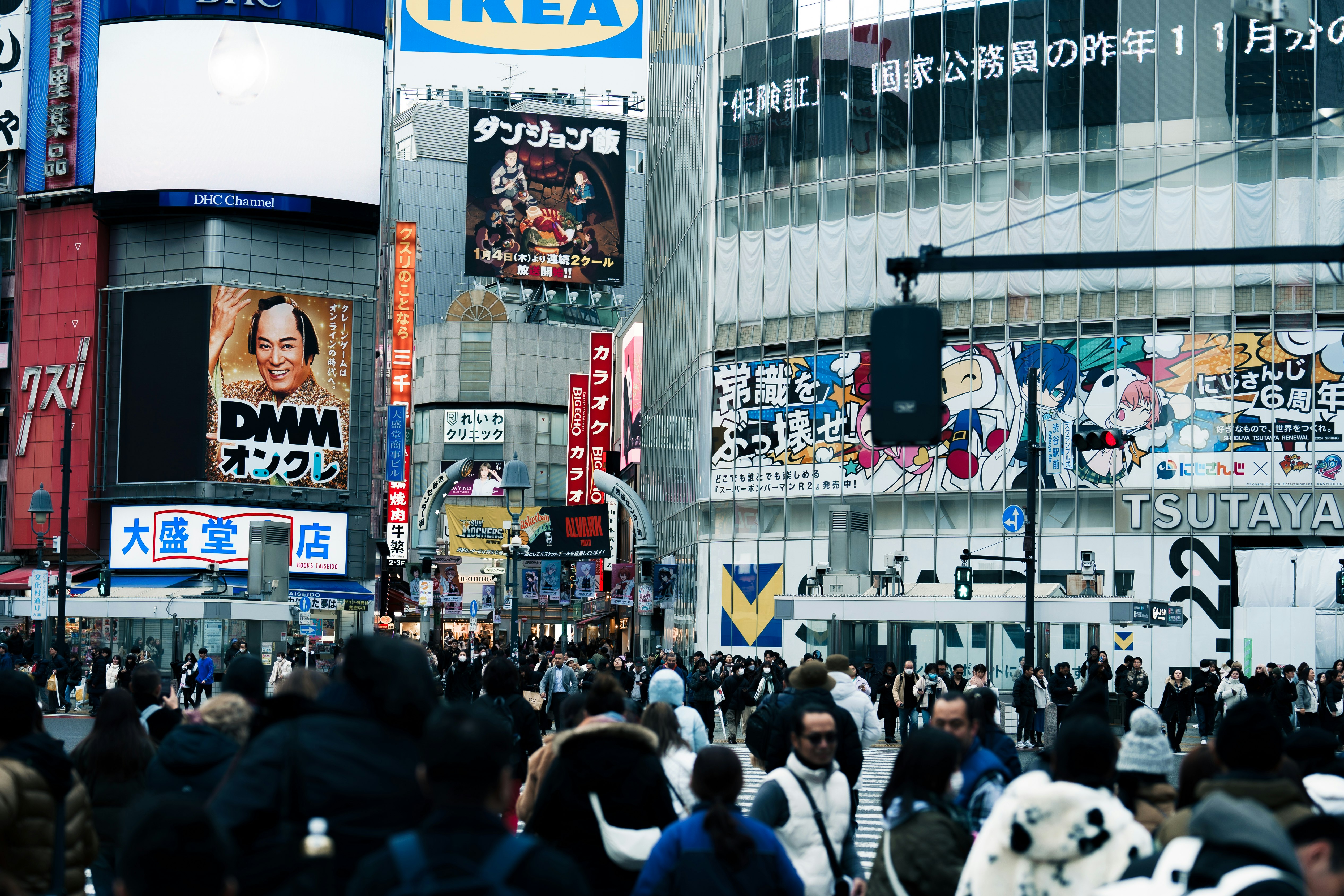 scène de rue animée devant de grands immeubles au Japon