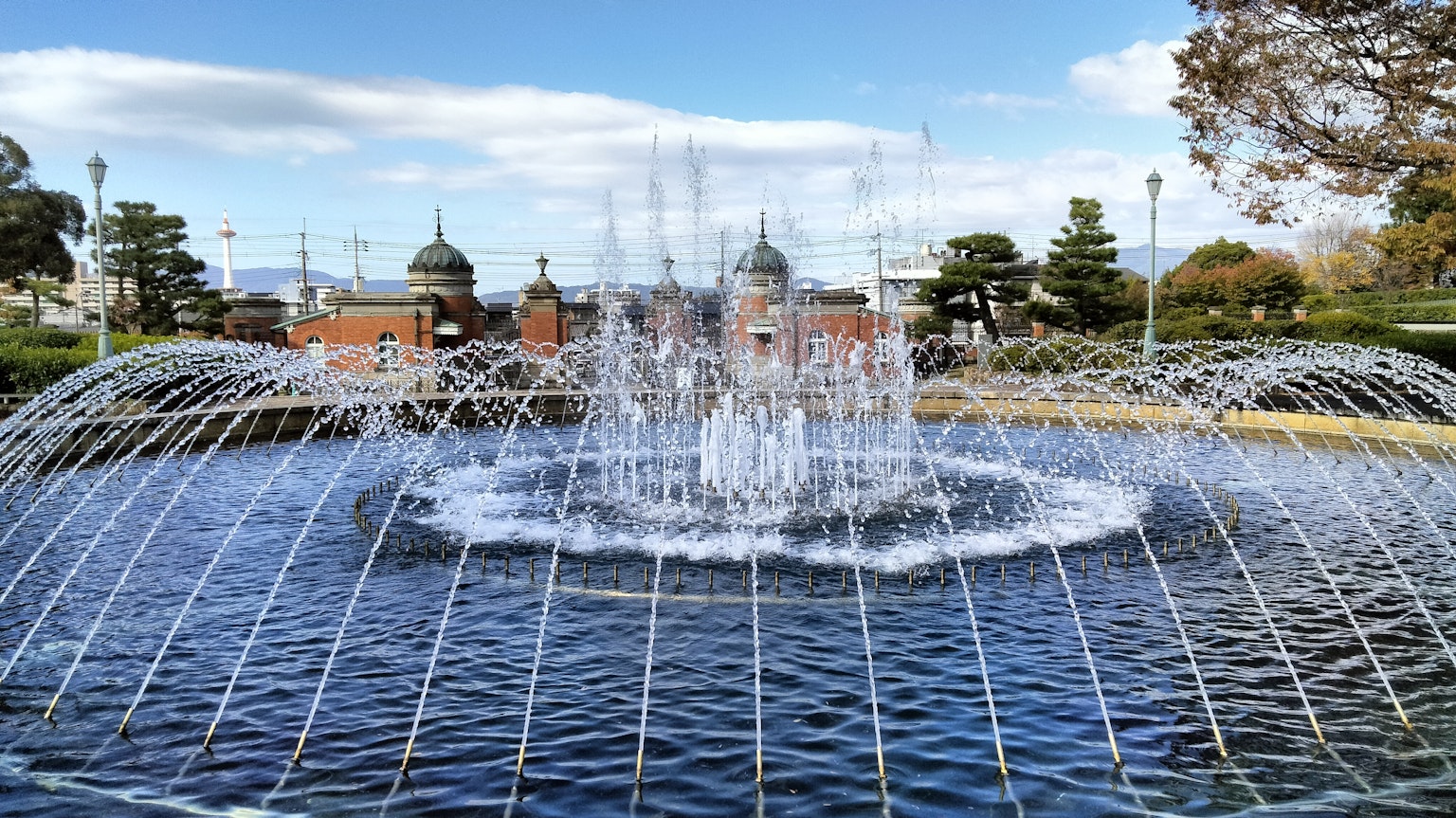 公園中的美麗噴泉，水流成弧