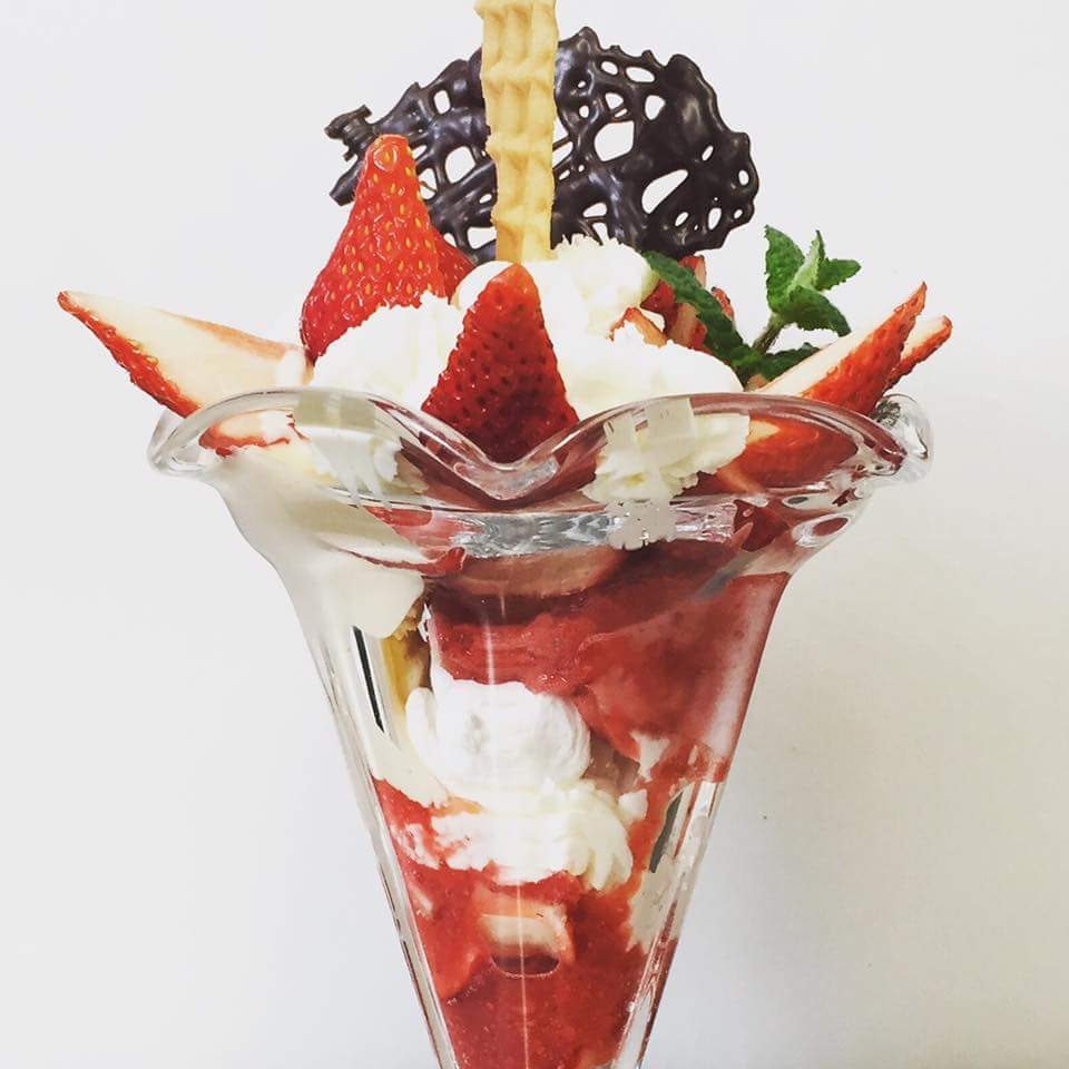 いちごと生クリームのいちごパフェ