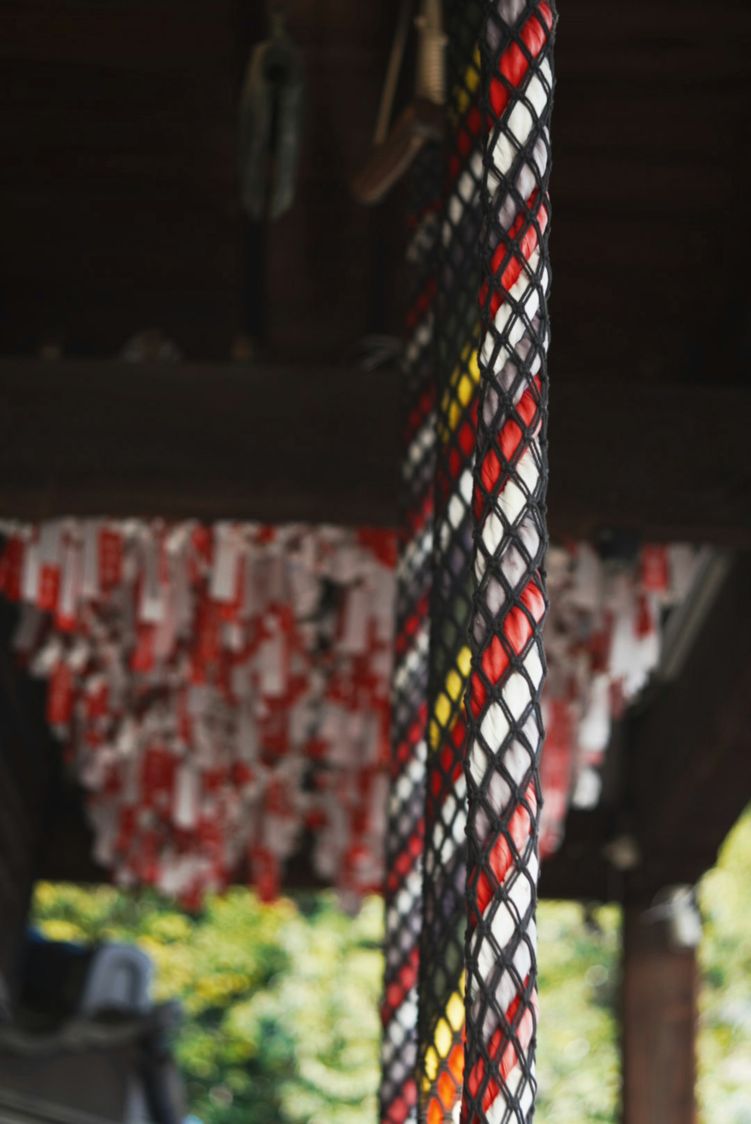 Cuerdas coloridas colgando en un entorno de santuario