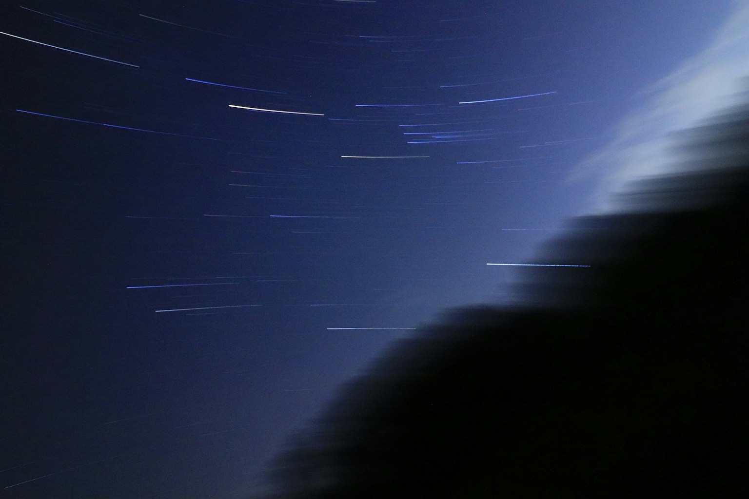 Nachthimmel mit sichtbaren Sternspuren