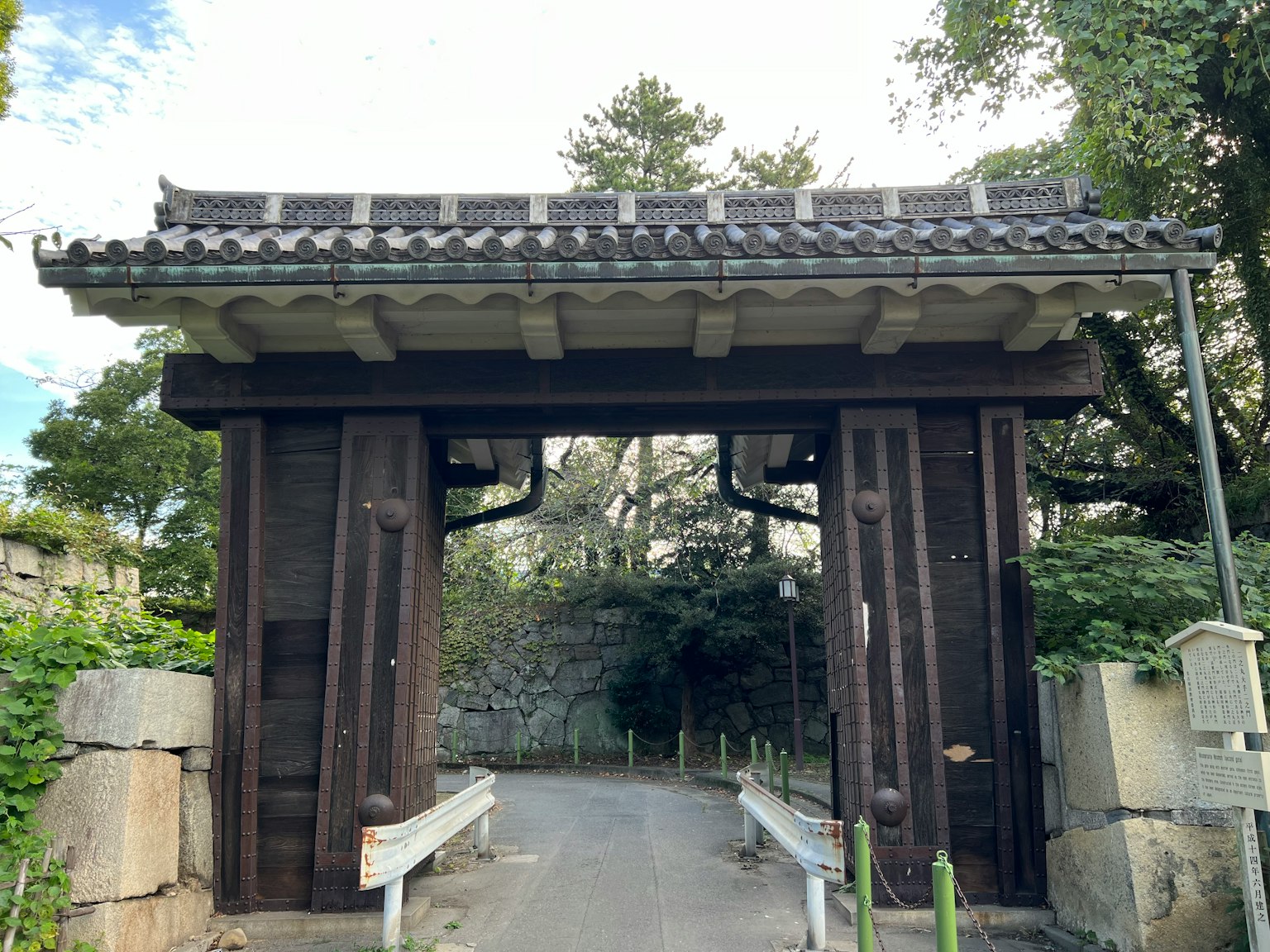 Traditionelles japanisches Tor mit umliegender Begrünung