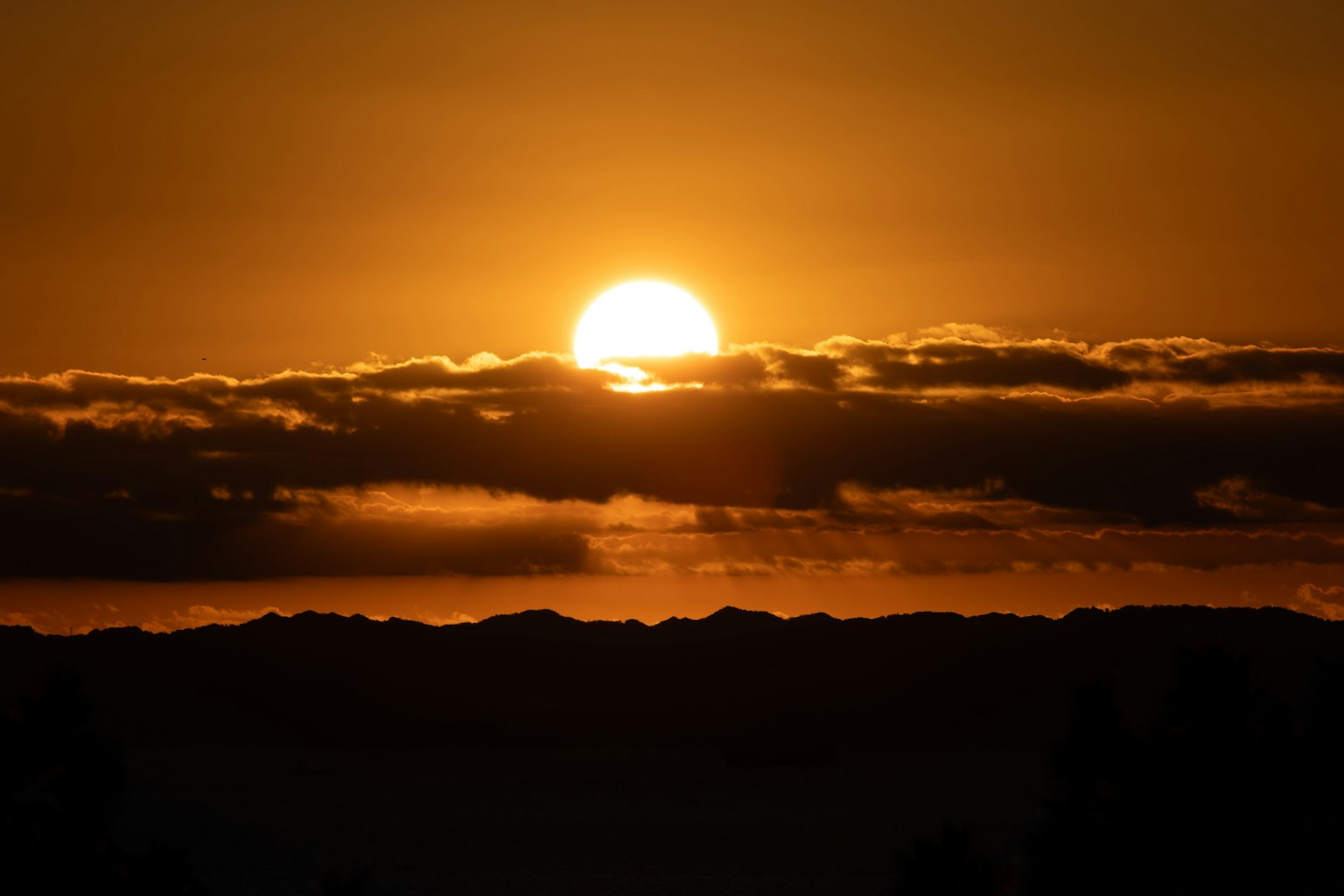 Schöner Sonnenuntergang über den Wolken mit fernen Bergen