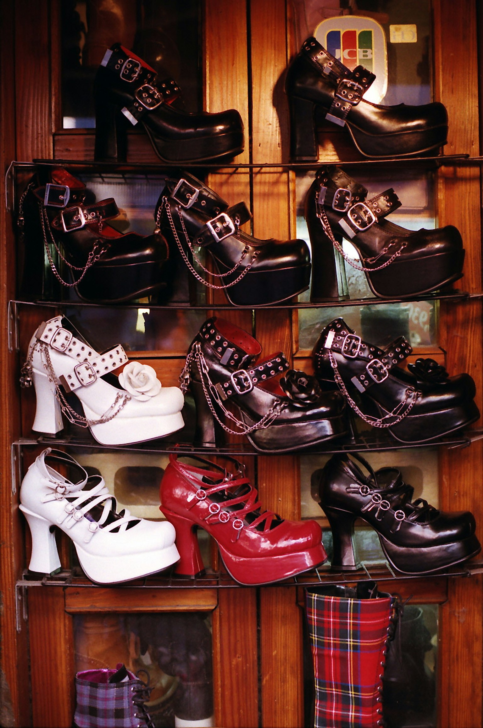Eine Ausstellung von einzigartigen High-Heels in verschiedenen Stilen