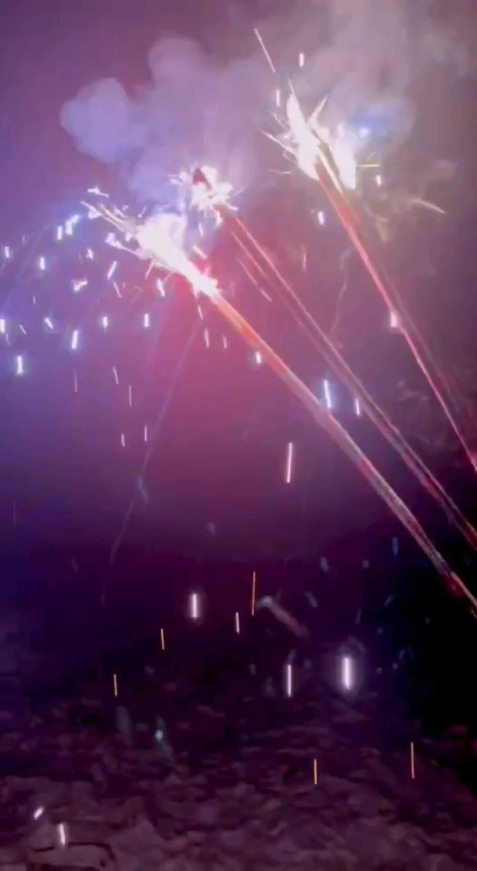 Immagine di fuochi d'artificio che esplodono nel cielo notturno