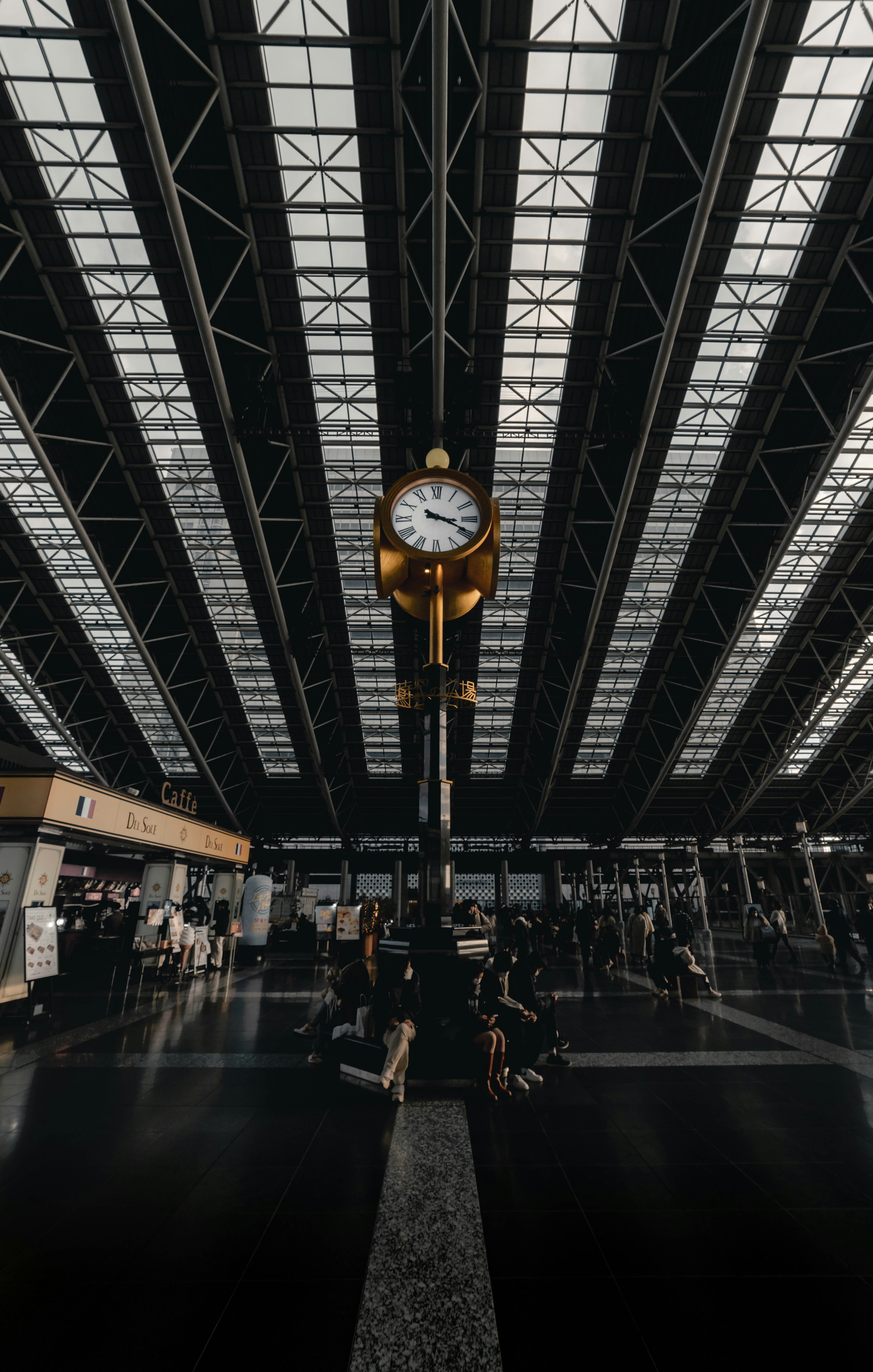 大きな駅の天井と時計のある構内