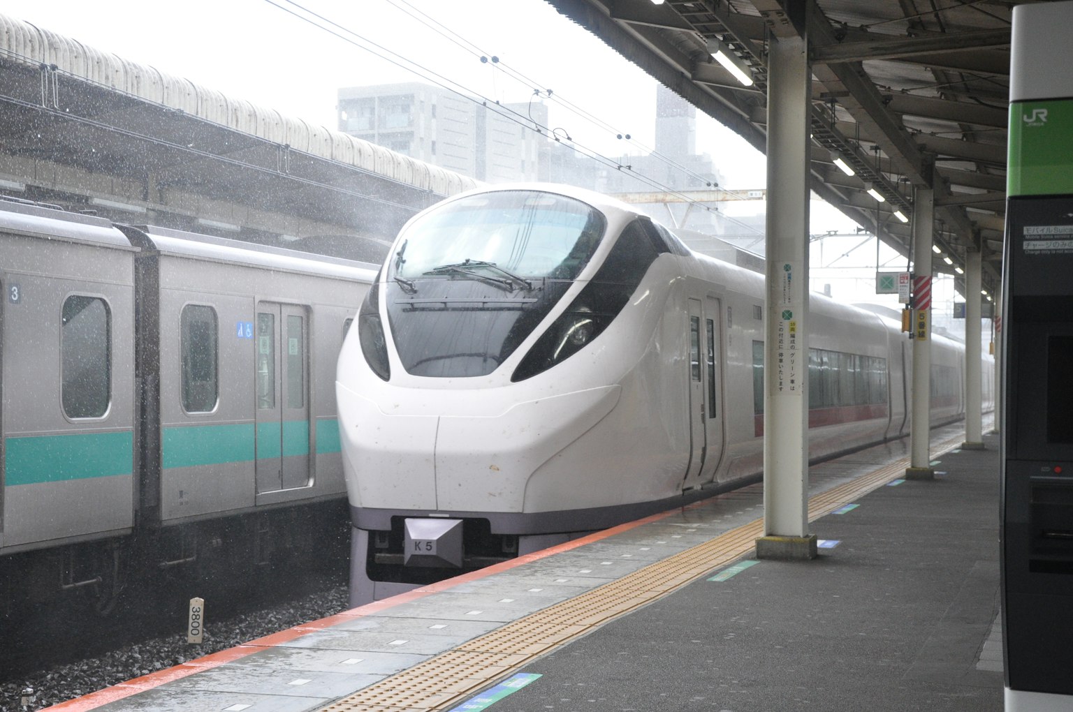 Tren Shinkansen llegando a una estación