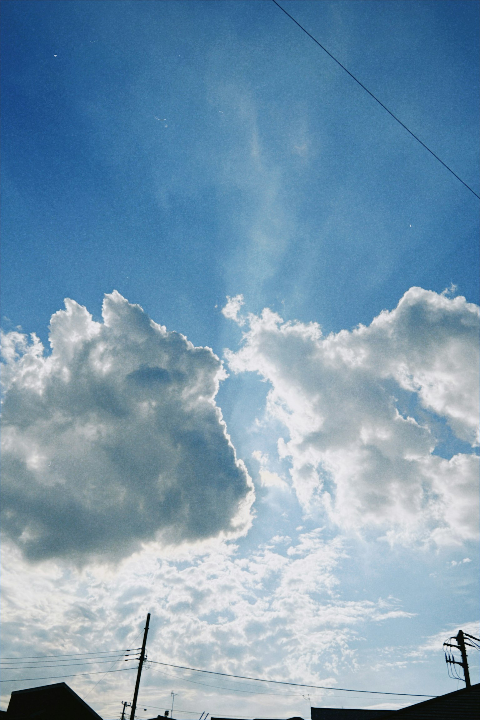Nuages moelleux dans un ciel bleu brillant avec des rayons de soleil