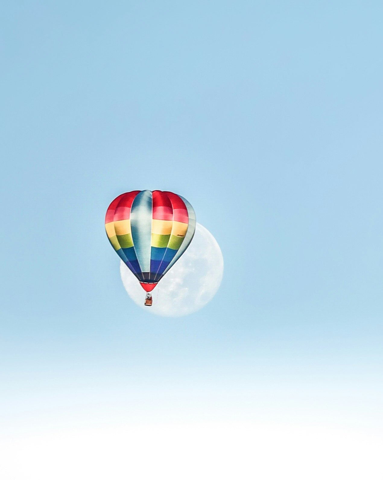 globo aerostático flotando en un cielo azul