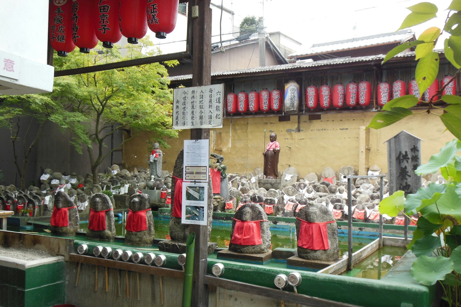 花园场景，小雕像穿着红布