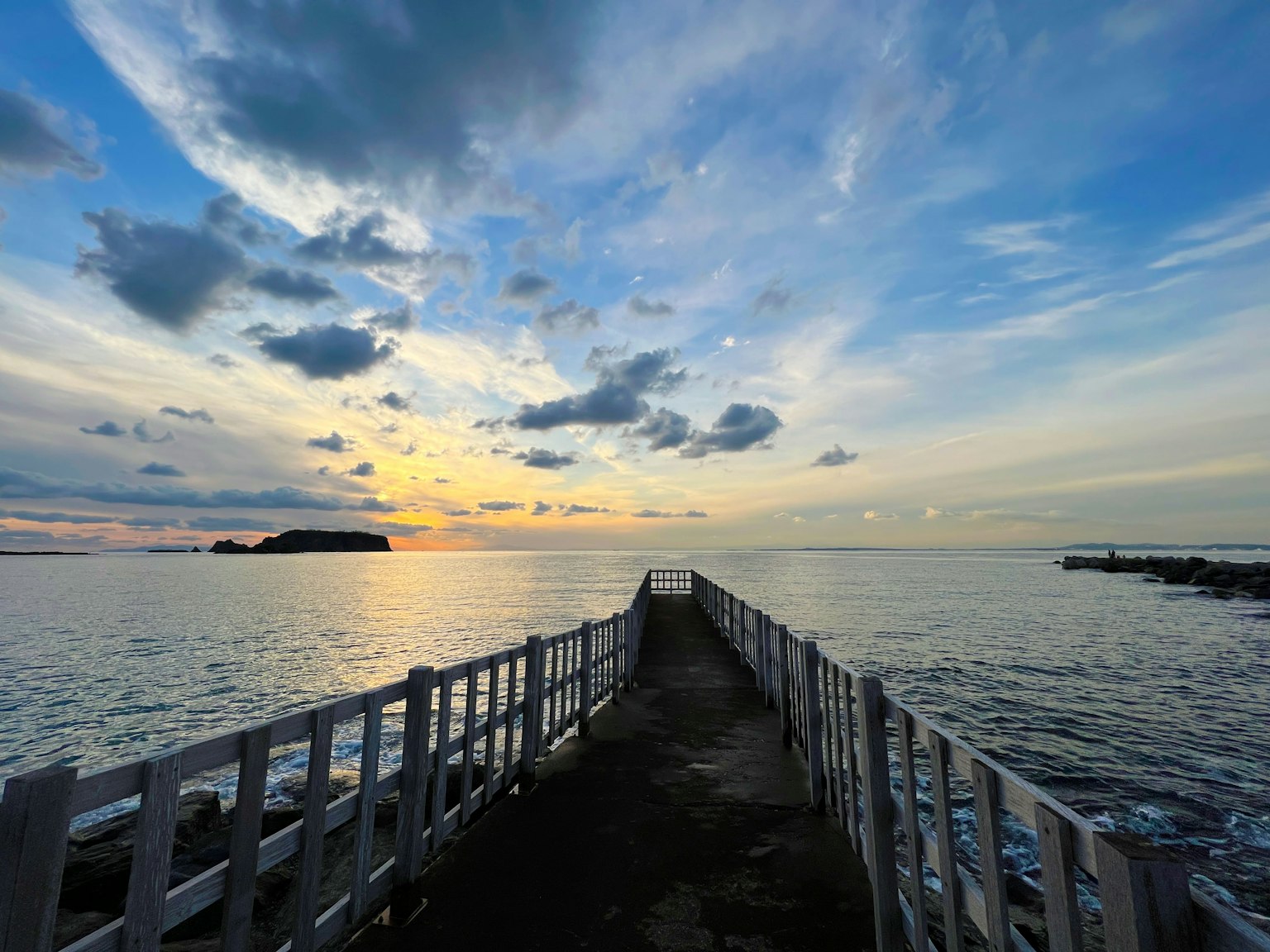 通往大海的白色碼頭和美麗的日落天空