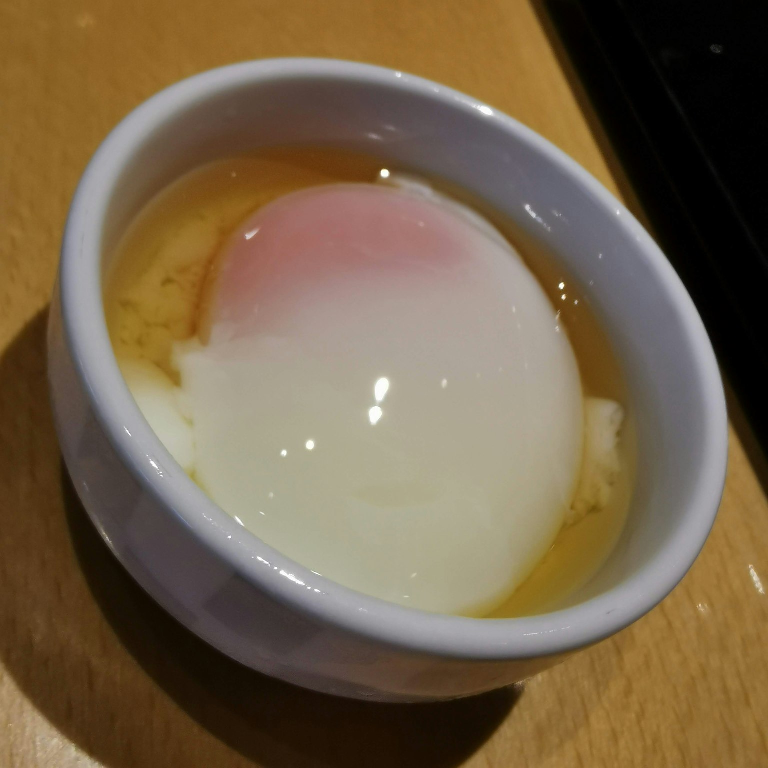 Dessert con budino bianco coperto da uno strato rosa sottile