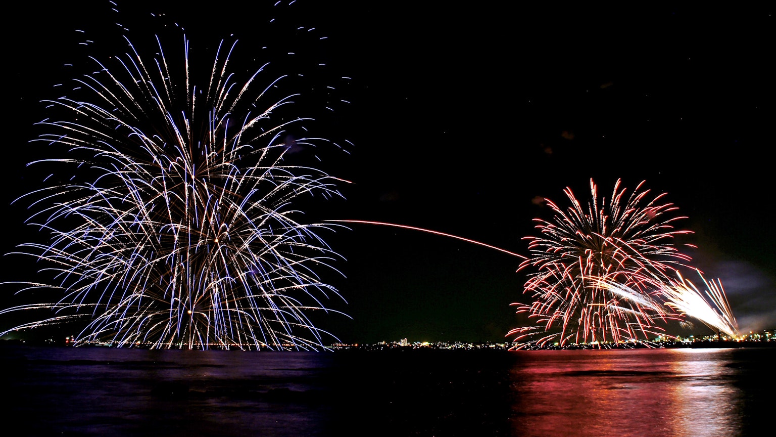 Spettacolo di fuochi d'artificio nel cielo notturno