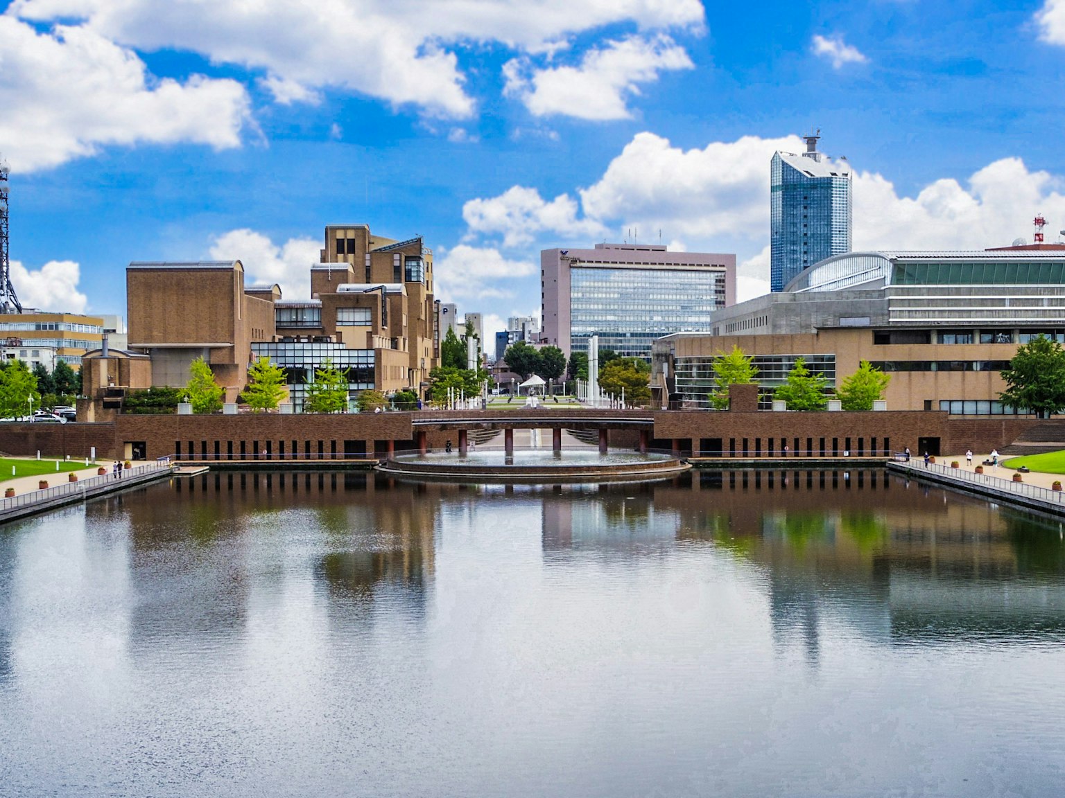現代城市風景，建築和水面反射