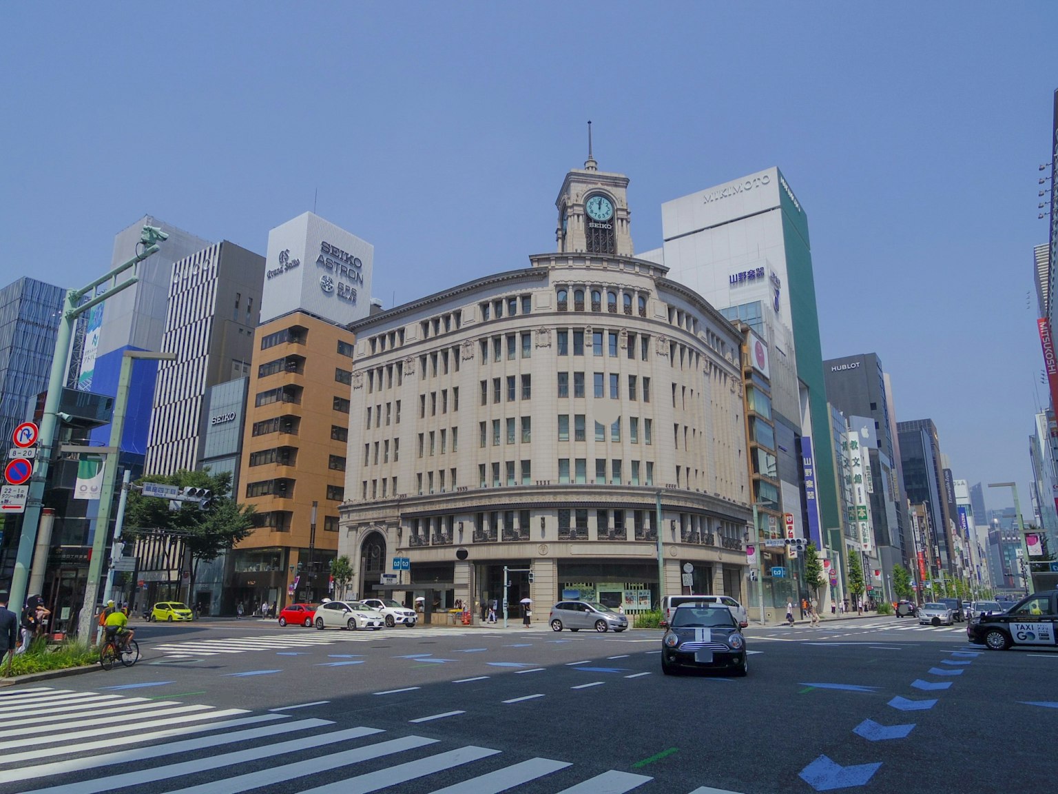 Historisches Gebäude mit Uhrturm in Ginza umgeben von modernen Wolkenkratzern