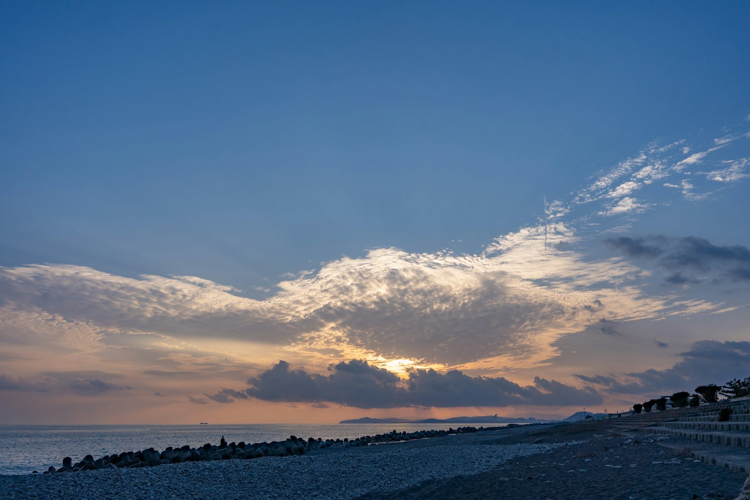 Scena di spiaggia al tramonto con belle nuvole e oceano