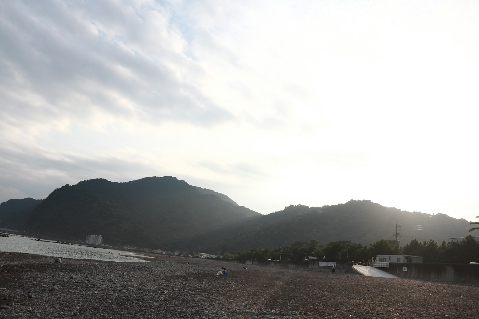 Paesaggio sereno con una costa e montagne sullo sfondo