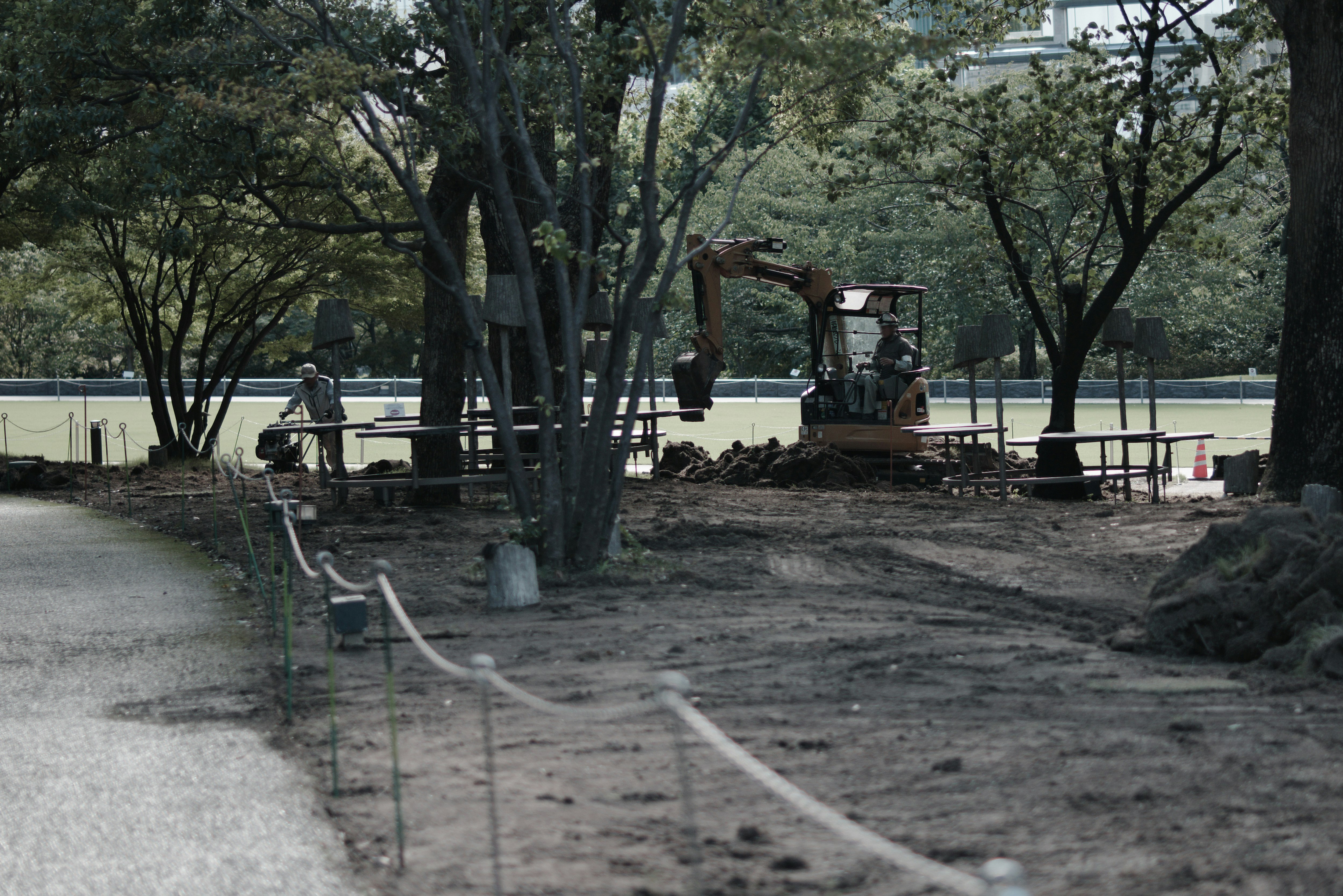 公園の芝生張り替え作業で重機が砂場化した園路