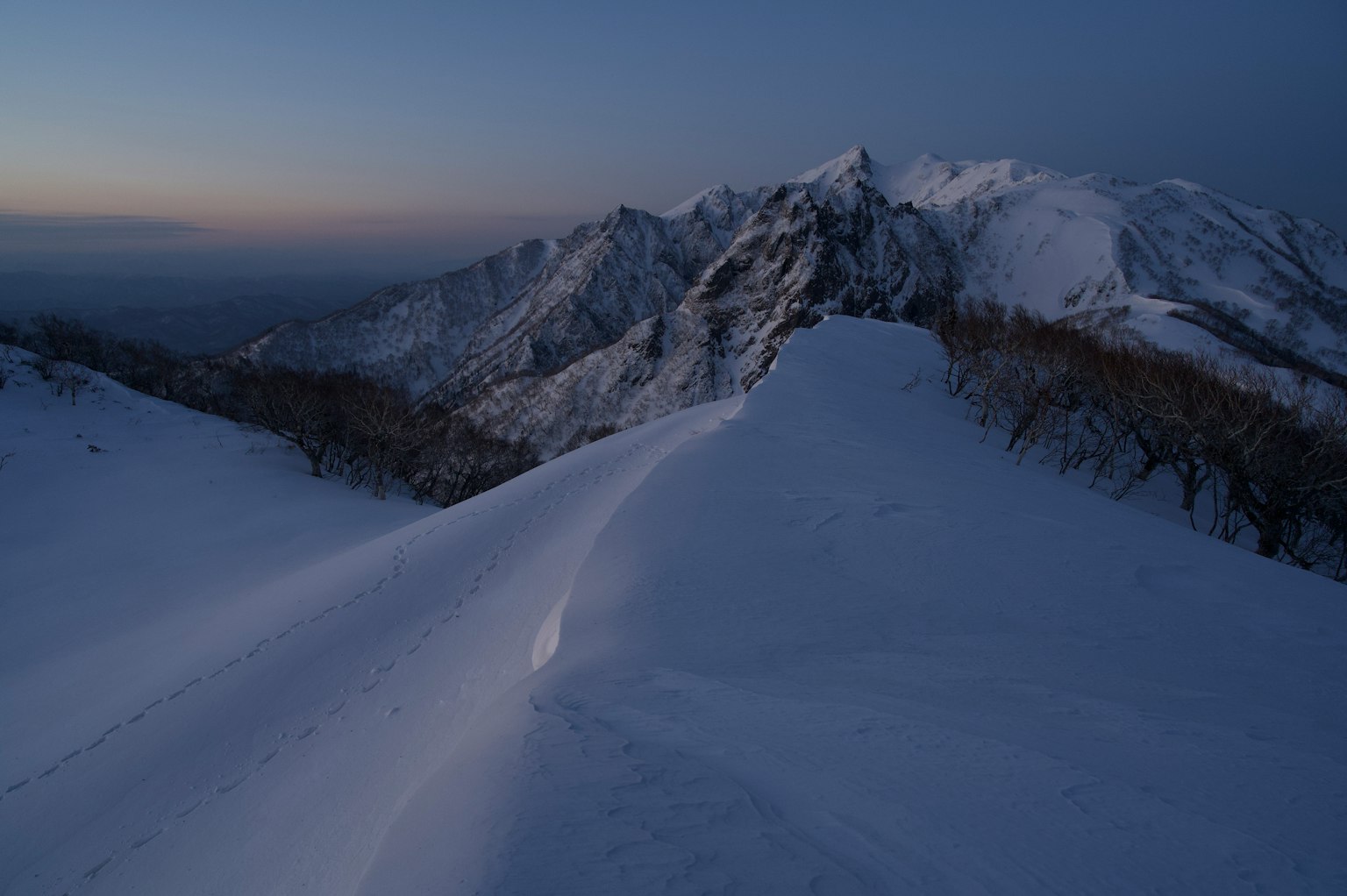 黄昏下的雪山风景与崎岖的山峰