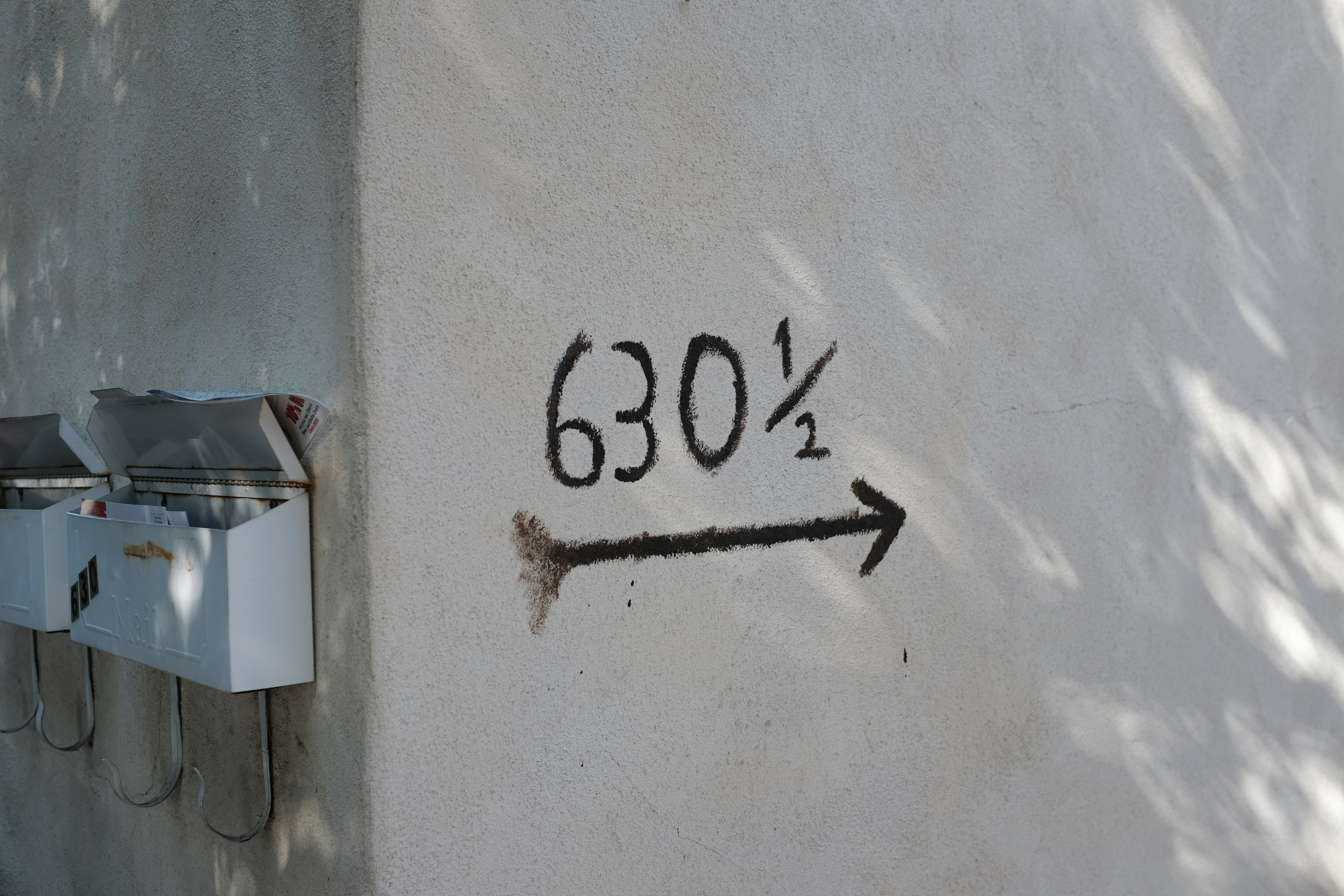壁に描かれた「630°」の矢印の落書き
