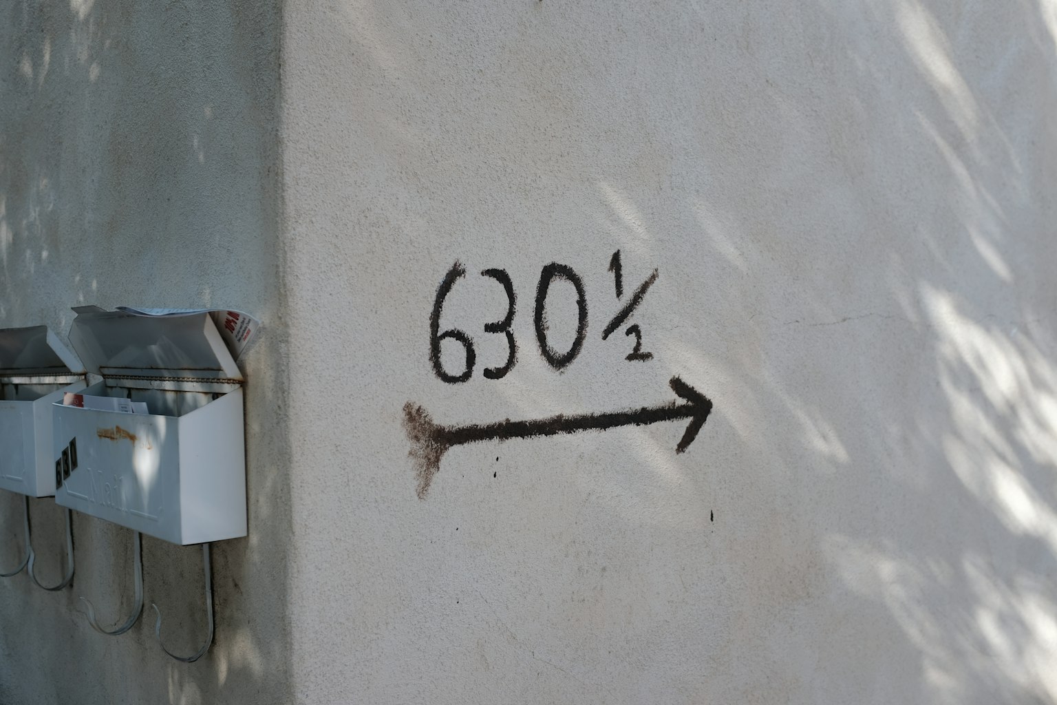 牆上有數字630½和指向右側的箭頭