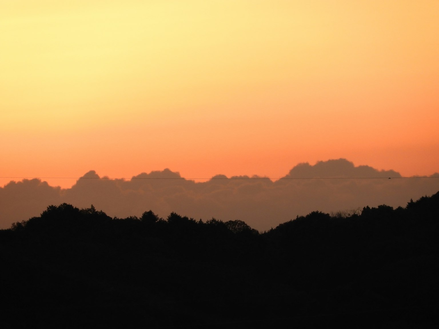 Silueta de montañas contra un cielo de atardecer