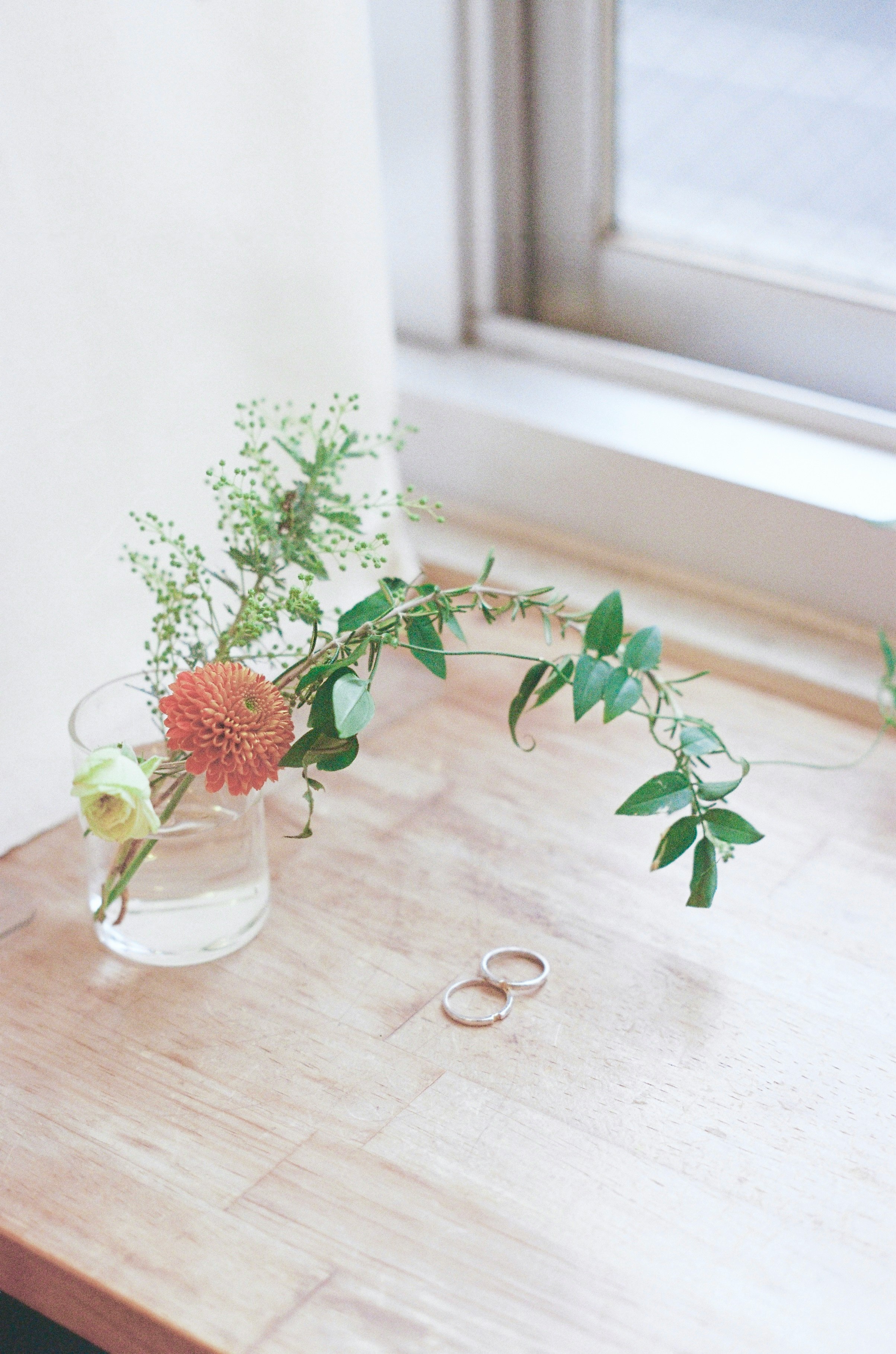 窓辺の花とユーカリの小さな花瓶とリング