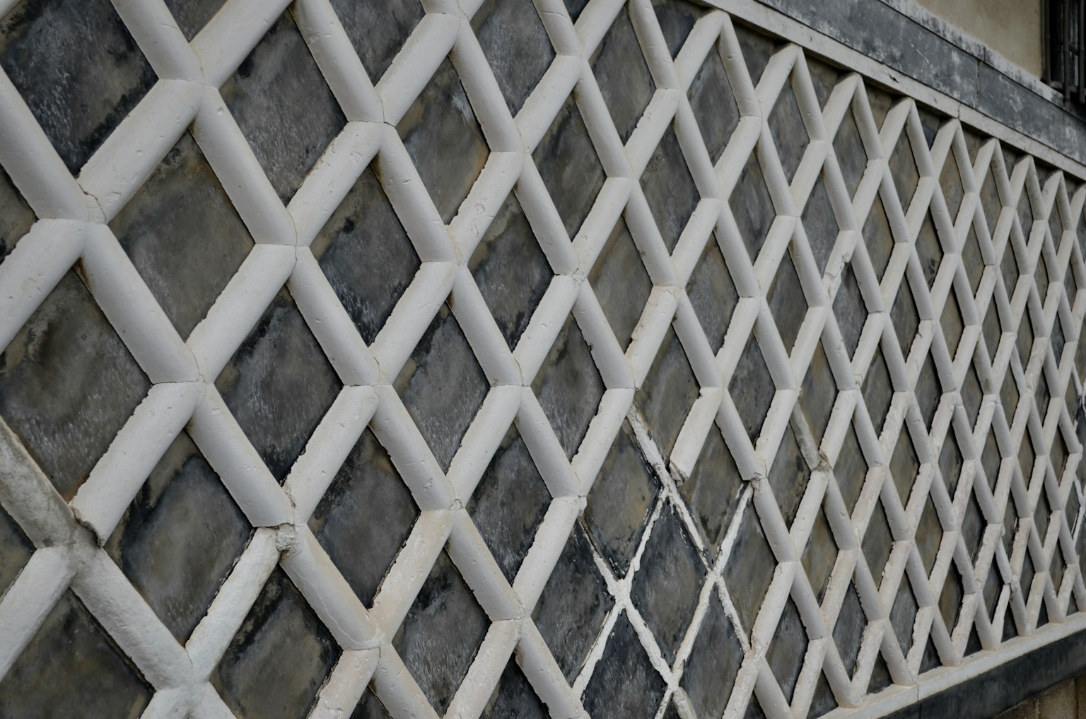 Wanddesign mit weißem Diamantmuster